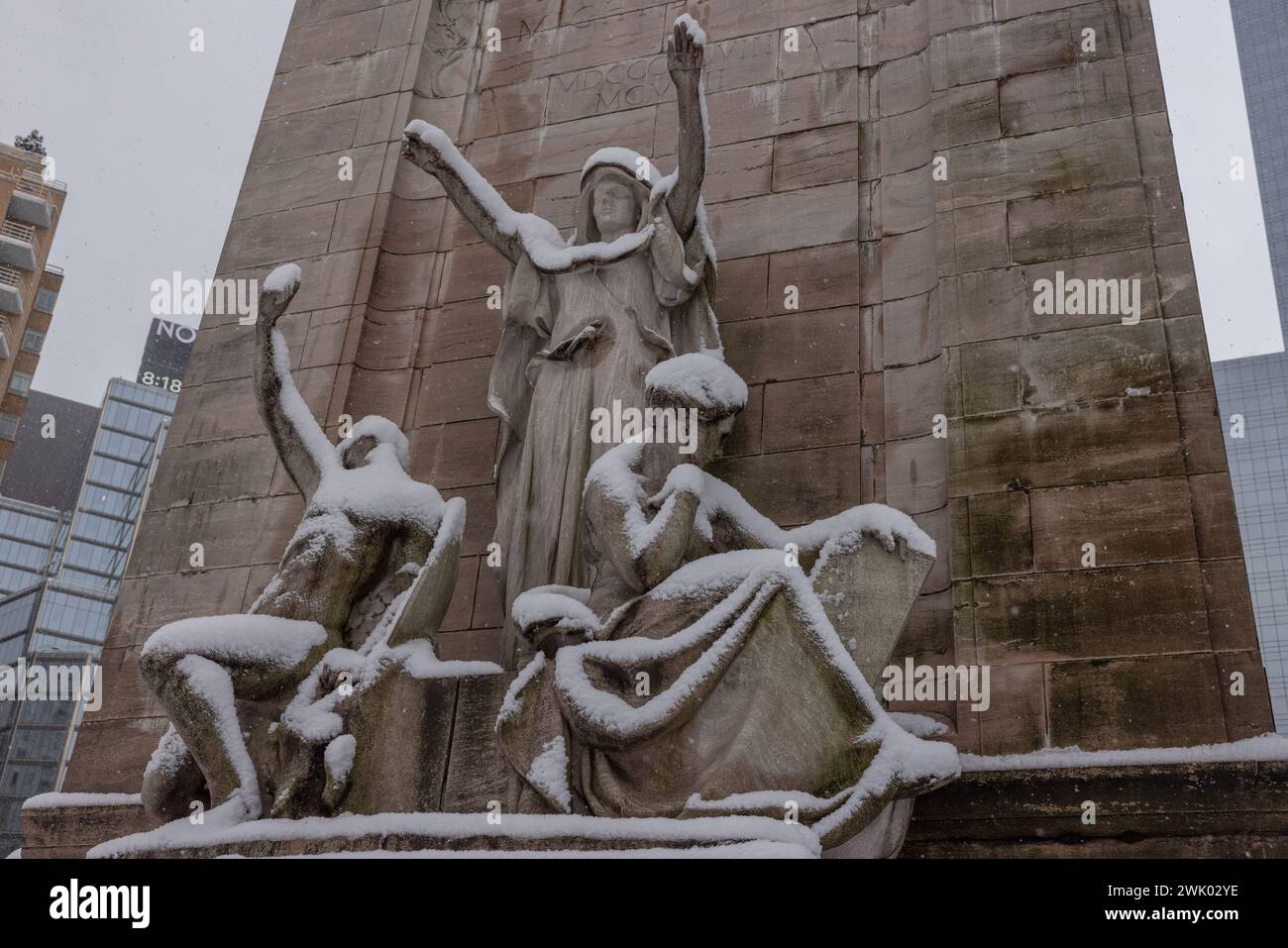 NEW YORK, N.Y. – 17 febbraio 2024: Un gruppo di sculture è visto al U.S.S. Maine National Monument a Columbus Circle. Foto Stock