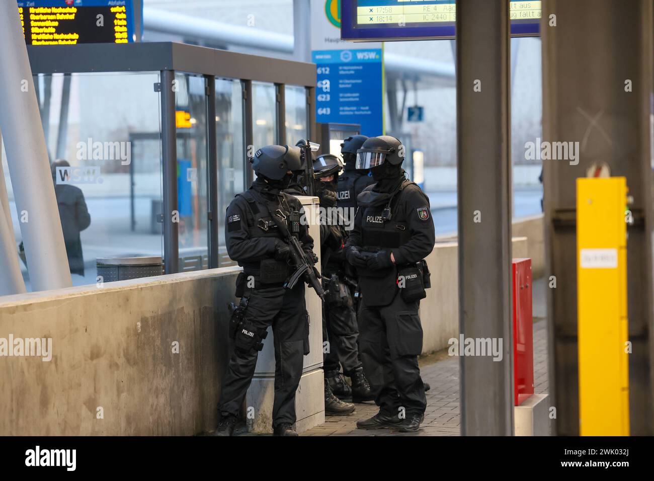 RAF-Terrorverdächtiger a Zugo in Wuppertal entdeckt Großeinsatz von Polizei am Hauptbahnhof Großeinsatz am Wuppertaler Hauptbahnhof am Samstagnachmittag Zeugen hatten einen Mann im Regionalexpress nach Aachen gesichtet, von dem nach Aussagen von Polizeisprecher Stefan Weiand möglicherweise eine sehr große Gefahr ausgehen könnte. Die Polizei Wuppertal rückte mit einem Großaufgebot an, Die Bundespolizei ebenfalls. Aus dem ganzen Land kamen Spezialkräfte zum Wuppertaler Hauptbahnhof und nahmen im vorletzten Wagen einen Tatverdächtigen festnehmen. Die Polizei Wuppertal gibt bislang keine weiteren Foto Stock
