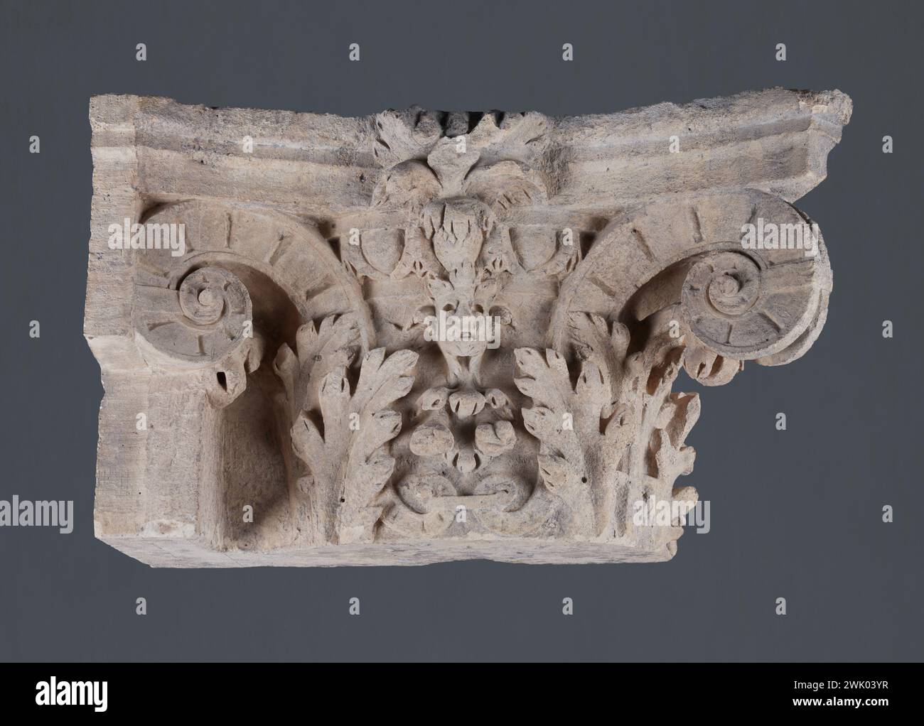 Tendone ionico della vecchia Hôtel-de-Ville (titolo assegnato). Pietra calcarea scolpita. Museo Carnavalet, storia di Parigi. Foto Stock