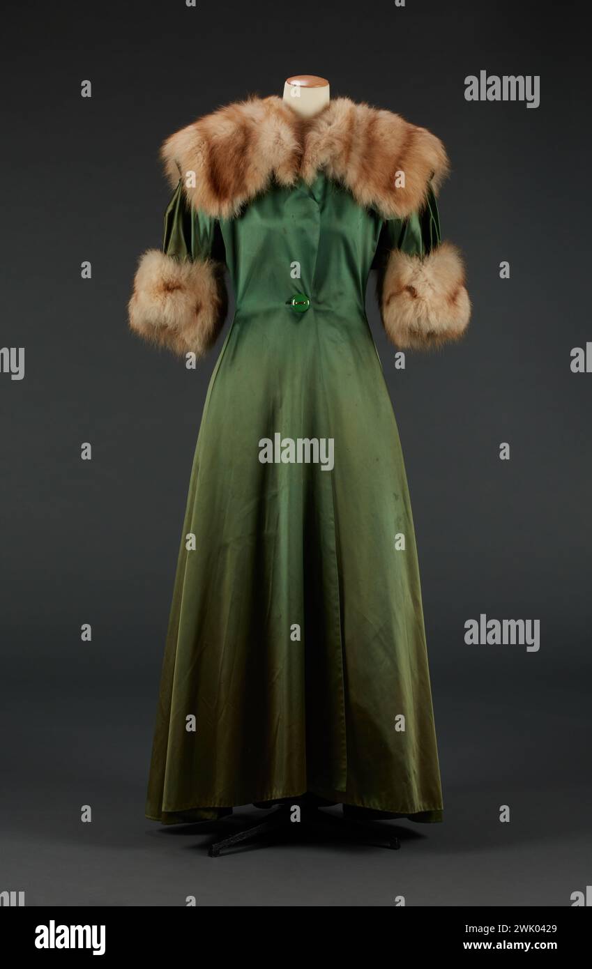 Jeanne Lanvin, cappotto, 1947. Raso di seta verde, bottone verde in bachelite e metallo dorato. Colletto di pelliccia e decorazioni (volpe?). Palais Galliera, museo della moda della città di Parigi. Foto Stock