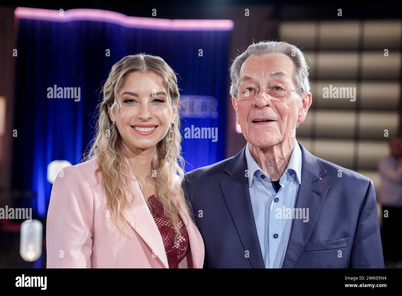 WDR Talkshow Koelner Treff , Folge 699 Moderatorin und Model Cathy Hummels gemeinsam mit SPD Urgestein und Politiker Franz Muentefering bei der WDR Fernsehtalkshow Koelner Treff, Koeln, 16.02.2024 Koeln Nordrhein-Westfalen Deutschland *** WDR Talkshow Koelner Treff , episodio 699 presentatore e modella Cathy Hummels insieme al veterano e politico della SPD Franz Muentefering al talkshow televisivo della WDR Koelner Treff, Colonia, 16 02 2024 Colonia Renania settentrionale-Vestfalia Germania Foto Stock