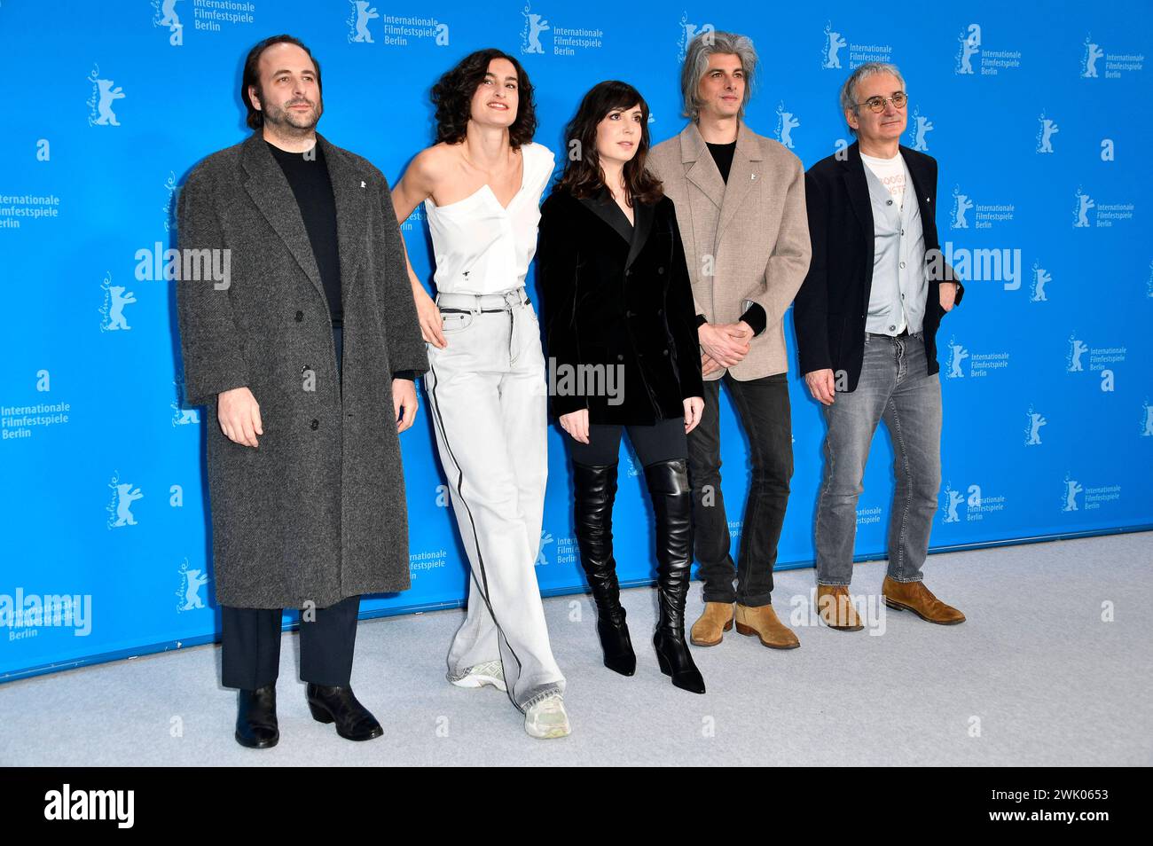 Vincent Macaigne, Nina d'Urso, Nora Hamzawi, Micha Lescot und Olivier Assayas beim Photocall zum Kinofilm Hors du temps / tempo sospeso auf der Berlinale 2024 / 74. Internationale Filmfestspiele Berlin im Hotel Grand Hyatt. Berlino, 17.02.2024 *** Vincent Macaigne, Nina d'Urso, Nora Hamzawi, Micha Lescot e Olivier Assayas al photocall per il film Hors du temps sospeso al Berlinale 2024 74 Berlin International Film Festival all'Hotel Grand Hyatt Berlin, 17 02 2024 foto:Xn.xKubelkax/xFuturexImagex temps_4201 Foto Stock