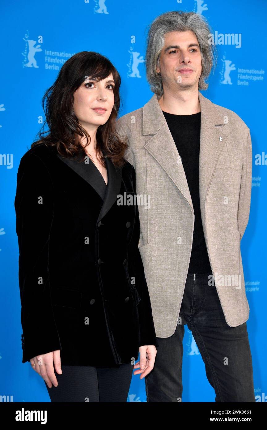 Nora Hamzawi und Micha Lescot beim Photocall zum Kinofilm Hors du temps / Suspended time auf der Berlinale 2024 / 74. Internationale Filmfestspiele Berlin im Hotel Grand Hyatt. Berlino, 17.02.2024 *** Nora Hamzawi e Micha Lescot al photocall per il lungometraggio Hors du temps sospesi al Berlinale 2024 74 Berlin International Film Festival presso l'Hotel Grand Hyatt Berlin, 17 02 2024 foto:Xn.xKubelkax/xFuturexImagex temps_4210 Foto Stock