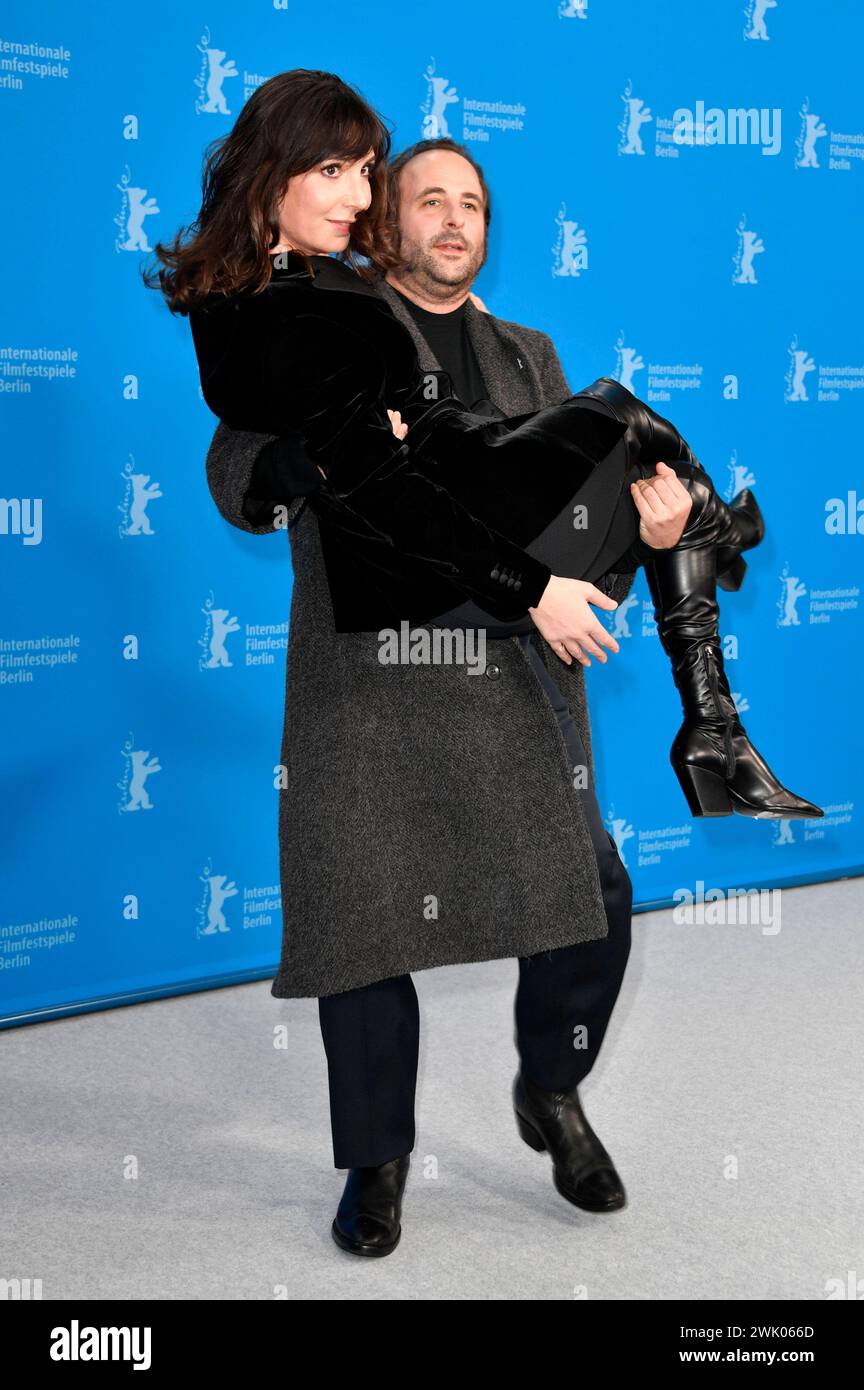 Nora Hamzawi und Vincent Macaigne beim Photocall zum Kinofilm Hors du temps / Suspended time auf der Berlinale 2024 / 74. Internationale Filmfestspiele Berlin im Hotel Grand Hyatt. Berlino, 17.02.2024 *** Nora Hamzawi e Vincent Macaigne al photocall per il lungometraggio Hors du temps sospesi al Berlinale 2024 74 Berlin International Film Festival presso l'Hotel Grand Hyatt Berlin, 17 02 2024 foto:Xn.xKubelkax/xFuturexImagex temps_4212 Foto Stock