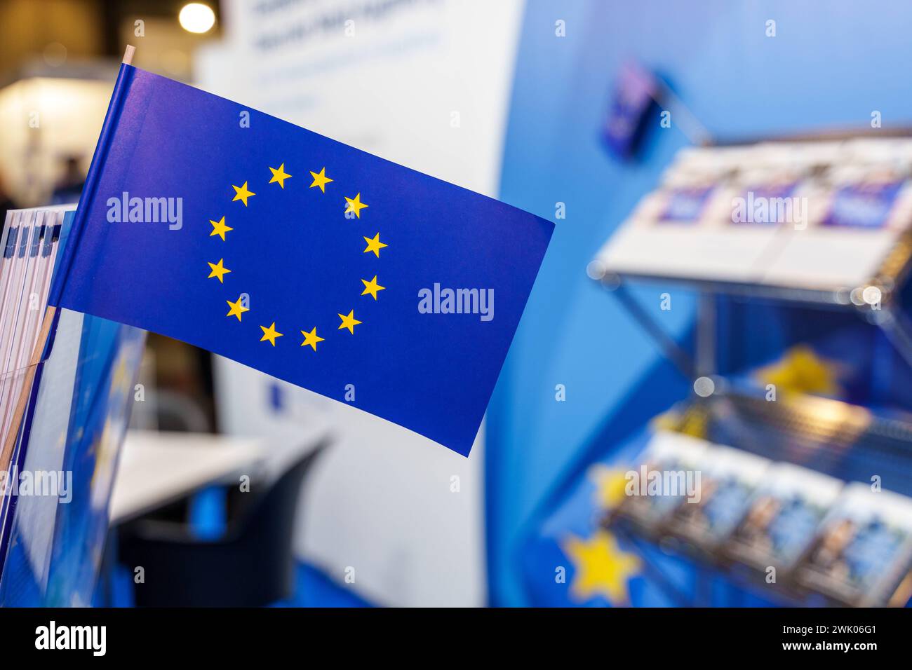 Augusta, Baviera, Germania - 2 febbraio 2024: Bandiera dell'Unione europea presso uno stand fieristico presso la fiera AFA di Augusta *** Unione Fahne der Europäischen an einem Messestand auf der AFA Messe di Augusta Foto Stock