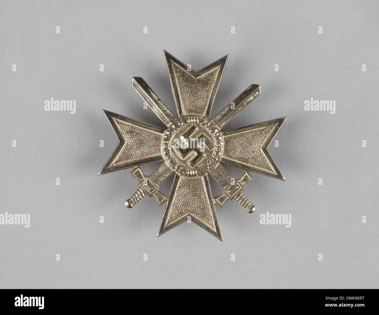 Anonimo, Kriegsverdienstkreuz (KVK) I.. Klasse MIT SCHWERTRN - Croce di merito di guerra di prima classe con Glaives (titolo attribuito), 1939. Metallo argento. Museo generale Leclerc della Liberazione di Parigi - Museo Jean Moulin. Foto Stock