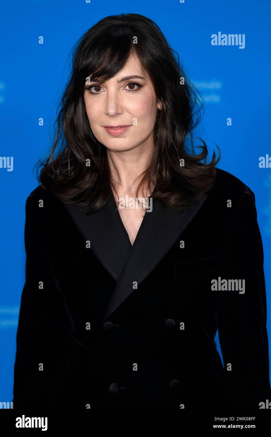 Nora Hamzawi beim Photocall zum Kinofilm Hors du temps / tempo sospeso auf der Berlinale 2024 / 74. Internationale Filmfestspiele Berlin im Hotel Grand Hyatt. Berlino, 17.02.2024 *** Nora Hamzawi al photocall per il lungometraggio Hors du temps sospeso al Berlinale 2024 74 Berlin International Film Festival presso l'Hotel Grand Hyatt Berlin, 17 02 2024 foto:Xn.xKubelkax/xFuturexImagex temps_4230 Foto Stock
