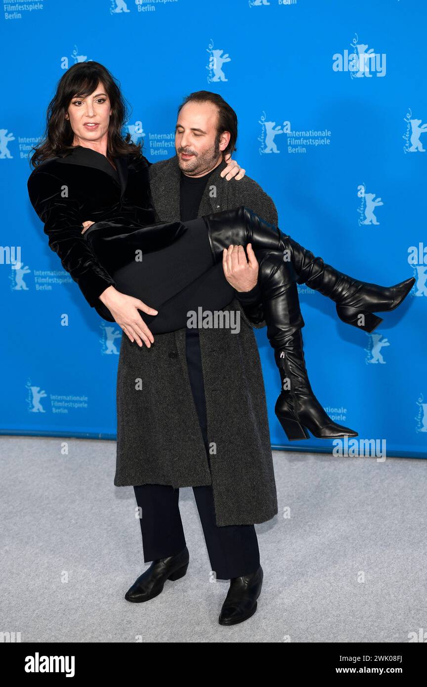 Nora Hamzawi und Vincent Macaigne beim Photocall zum Kinofilm Hors du temps / Suspended time auf der Berlinale 2024 / 74. Internationale Filmfestspiele Berlin im Hotel Grand Hyatt. Berlino, 17.02.2024 *** Nora Hamzawi e Vincent Macaigne al photocall per il lungometraggio Hors du temps sospesi al Berlinale 2024 74 Berlin International Film Festival presso l'Hotel Grand Hyatt Berlin, 17 02 2024 foto:Xn.xKubelkax/xFuturexImagex temps_4231 Foto Stock
