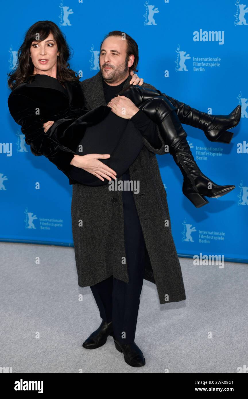 Nora Hamzawi und Vincent Macaigne beim Photocall zum Kinofilm Hors du temps / Suspended time auf der Berlinale 2024 / 74. Internationale Filmfestspiele Berlin im Hotel Grand Hyatt. Berlino, 17.02.2024 *** Nora Hamzawi e Vincent Macaigne al photocall per il lungometraggio Hors du temps sospesi al Berlinale 2024 74 Berlin International Film Festival presso l'Hotel Grand Hyatt Berlin, 17 02 2024 foto:Xn.xKubelkax/xFuturexImagex temps_4232 Foto Stock