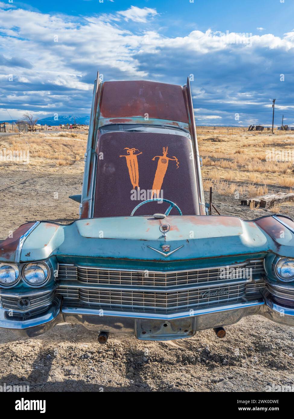 "The Road Trip", Cadillac seppellita in the Dirt di Doug Hayduk con arte rock indiana di Matt Fay dipinta sulla sommità, Cisco, Utah. Foto Stock