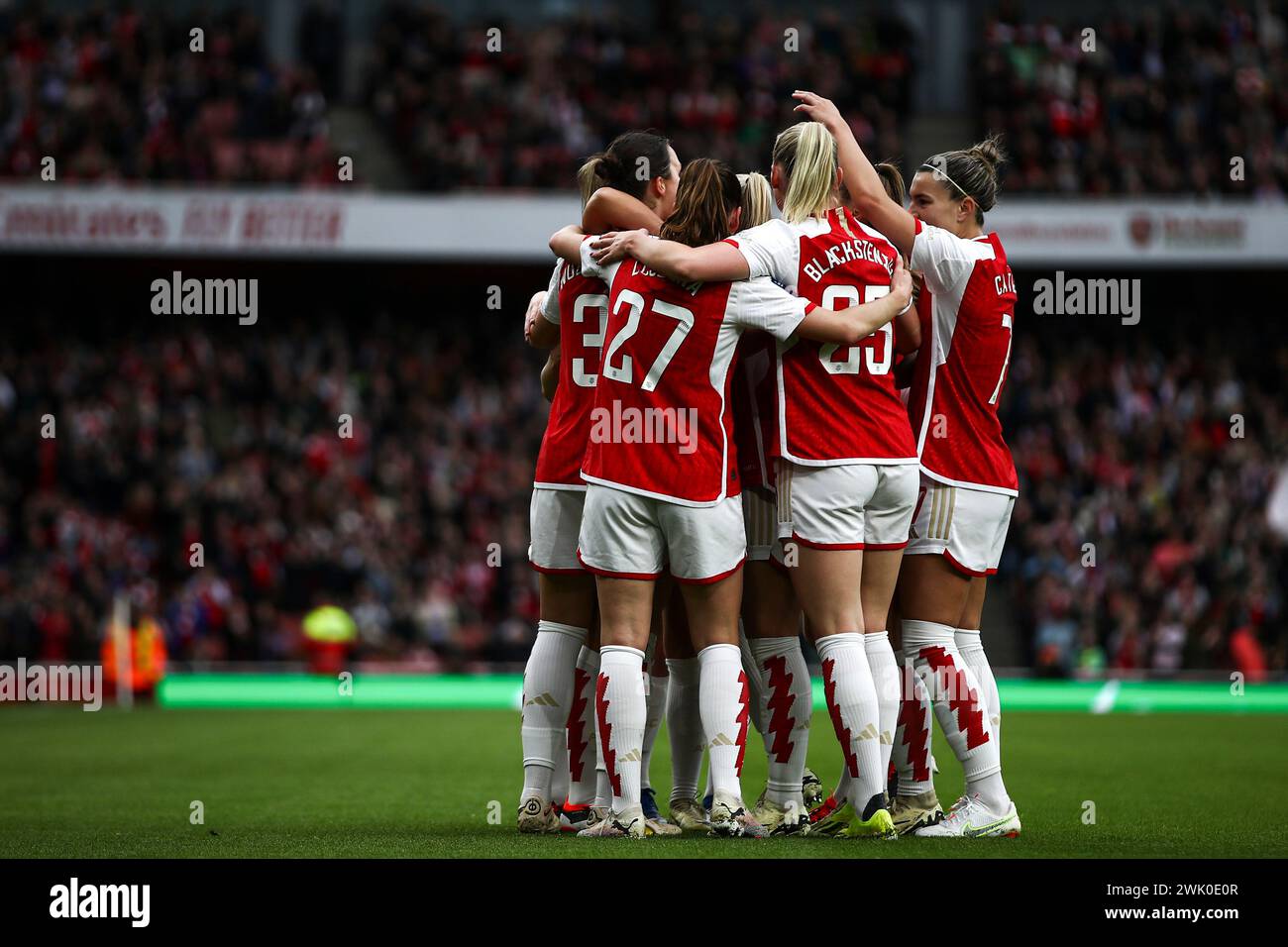 L'Arsenal festeggia il suo primo gol durante il Barclays fa Women's Super League match tra Arsenal e Manchester United all'Emirates Stadium di Londra, sabato 17 febbraio 2024. (Foto: Tom West | mi News) crediti: MI News & Sport /Alamy Live News Foto Stock