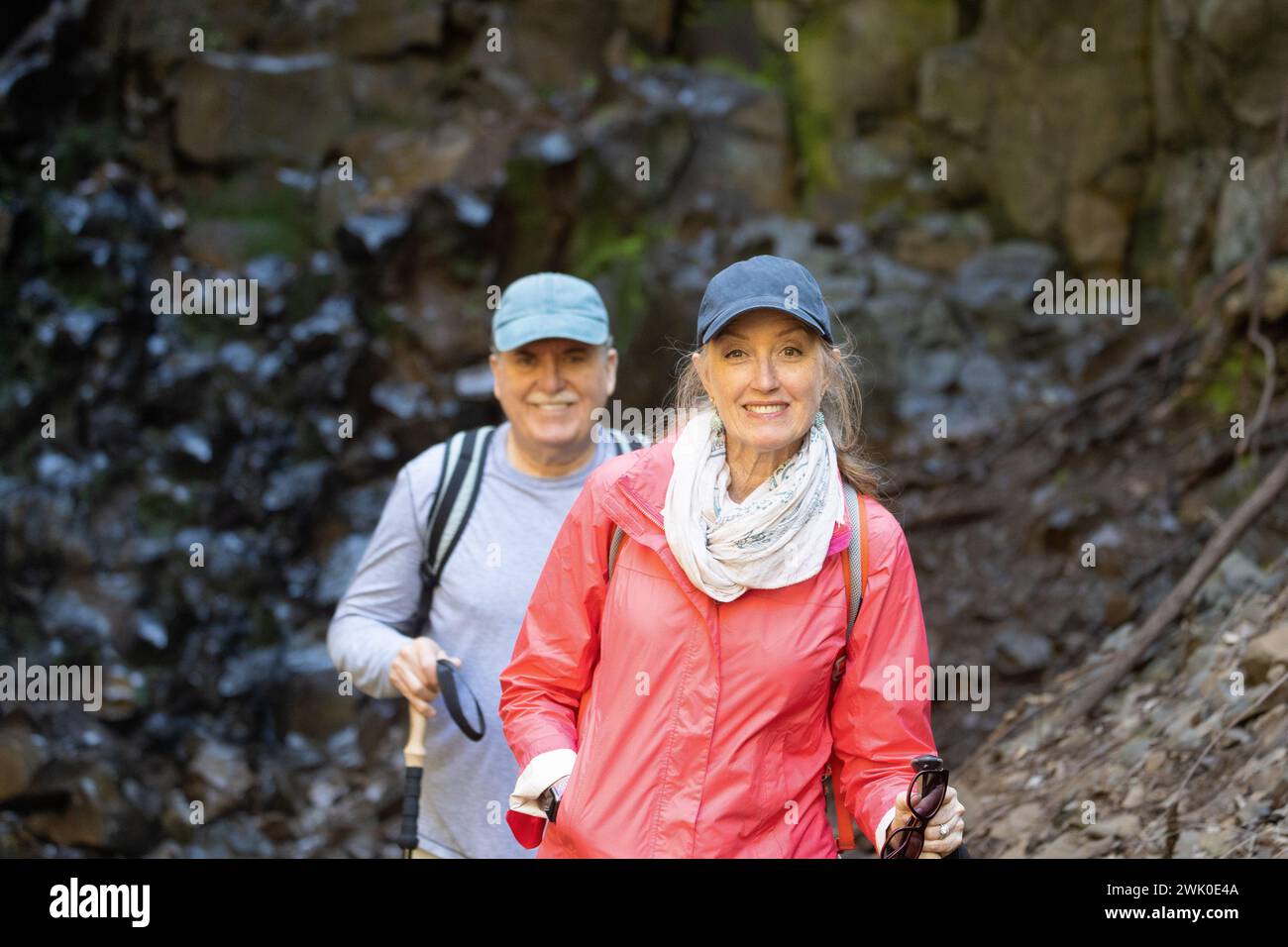 attiva, bella, attraente, vibrante, felice coppia di mezza età, camminate nei boschi, esercizio fisico, sorridendo e godendosi la vita. Foto Stock