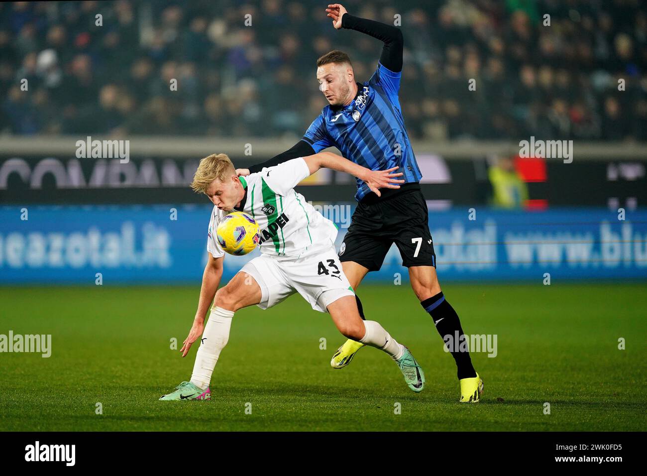 Bergamo, Italia. 17 febbraio 2024. Foto Spada/LaPresse 17 febbraio 2024 - Bergamo, Italia - sport, calcio - Atalanta vs Sassuolo - Campionato italiano di calcio serie A TIM 2023/2024 - Stadio Gewiss. Nella foto: Teun Koopmeiners (Atalanta BC); josh doig (US Sassuolo);17 febbraio 2024 Bergamo, Italia - sport, calcio - Atalanta vs Sassuolo - Campionato di calcio di serie A 2023/2024 - Stadio Gewiss . Nella foto : Teun Koopmeiners (Atalanta BC); josh doig (US Sassuolo); crediti: LaPresse/Alamy Live News Foto Stock