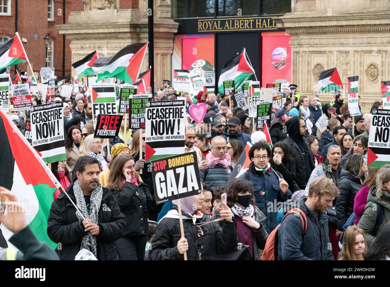 Londra, Regno Unito. 17 febbraio 2024. Decine di migliaia di sostenitori palestinesi marciano davanti alla Royal Albert Hall per un raduno vicino all'ambasciata israeliana nell'ambito di una "giornata globale d'azione” per Gaza, chiedendo un arresto immediato della guerra di Israele contro l'enclave assediata. Crediti: Ron Fassbender/Alamy Live News Foto Stock