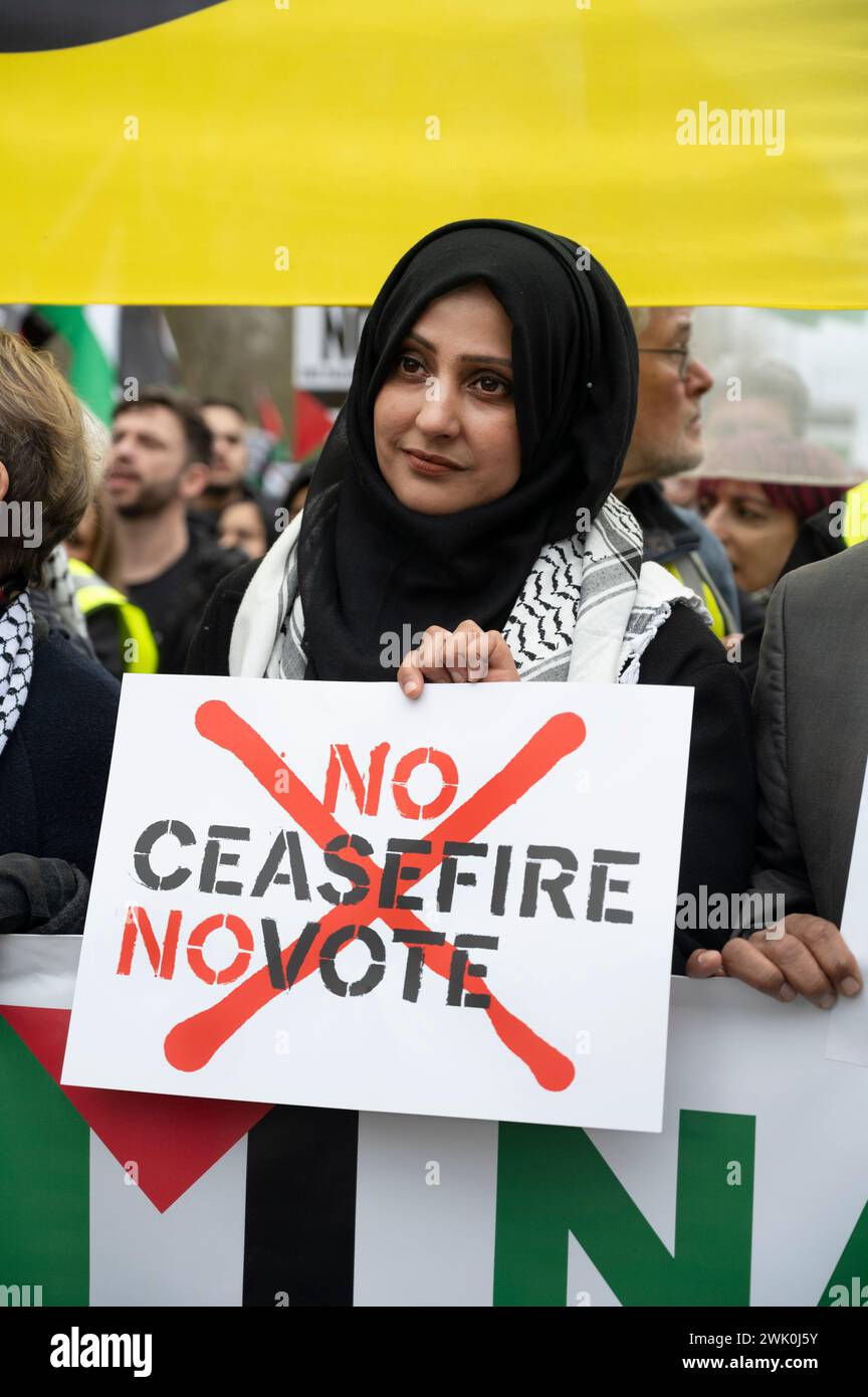 Il 17 febbraio 2024 si sono svolte manifestazioni in tutto il mondo per chiedere un cessate il fuoco a Gaza. Donna con un cartello che dice "No cessate il fuoco no votate”. Foto Stock