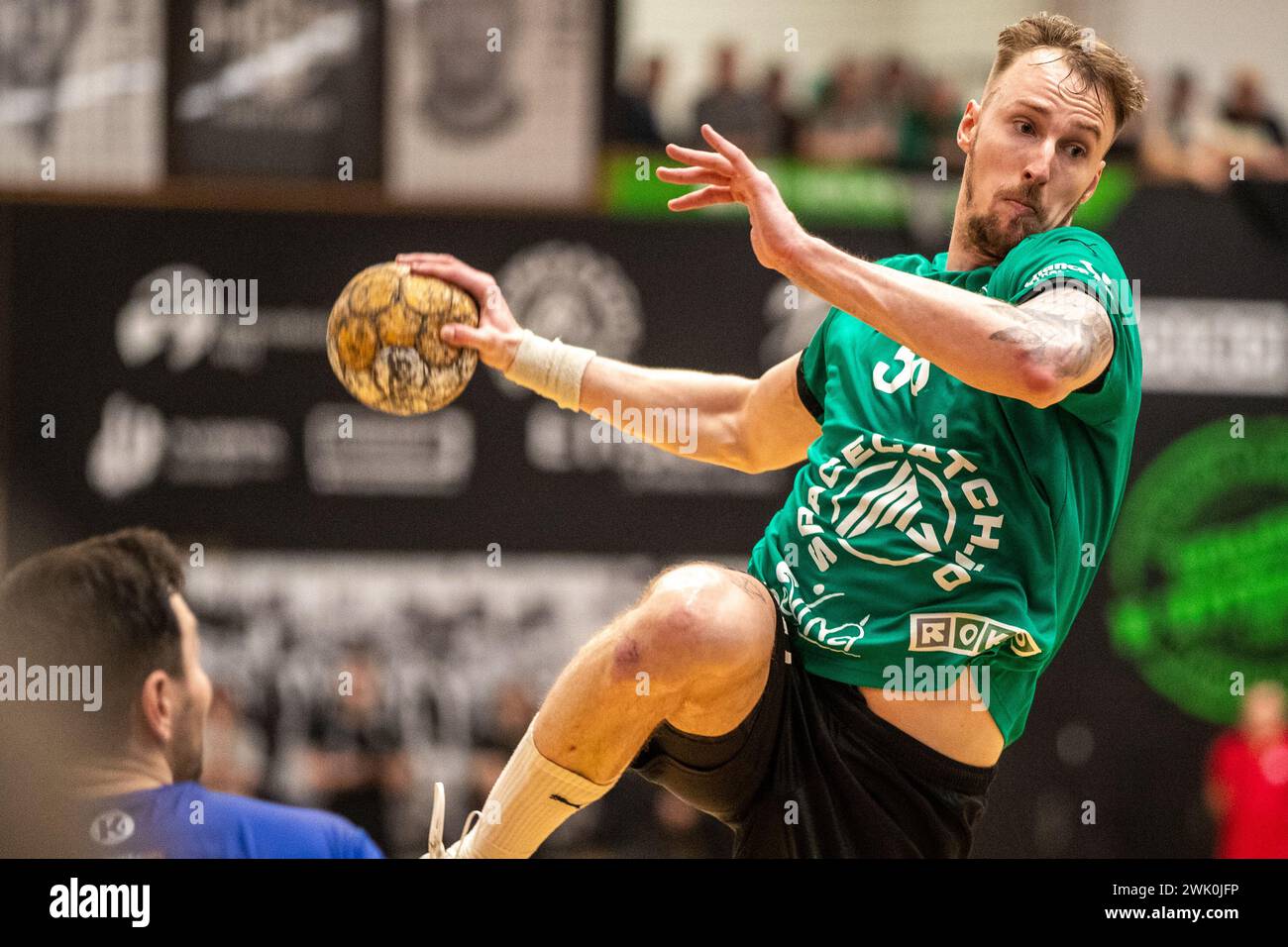 Karvina, Repubblica Ceca. 17 febbraio 2024. Dominik Solak di Karvina in azione durante la semifinale di Coppa europea di pallamano: Karvina vs Steaua Bucarest a Karvina, Repubblica Ceca, 17 febbraio 2024. Crediti: Vladimir Prycek/CTK Photo/Alamy Live News Foto Stock