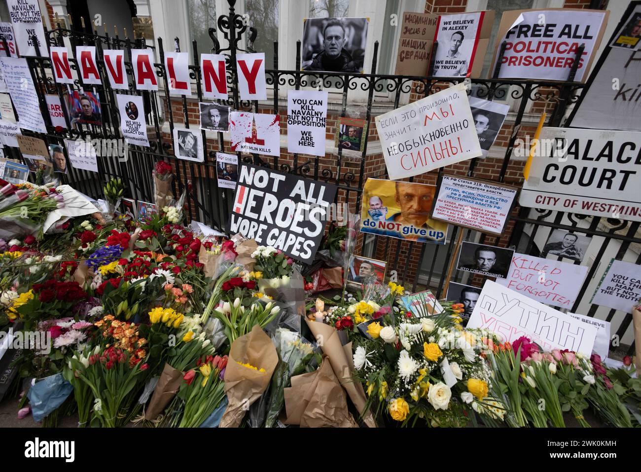 I piangenti posano fiori fuori dall'ambasciata russa a Londra per il leader dell'opposizione Alexei Navalny dopo la conferma della sua morte da parte delle autorità carcerarie. Foto Stock