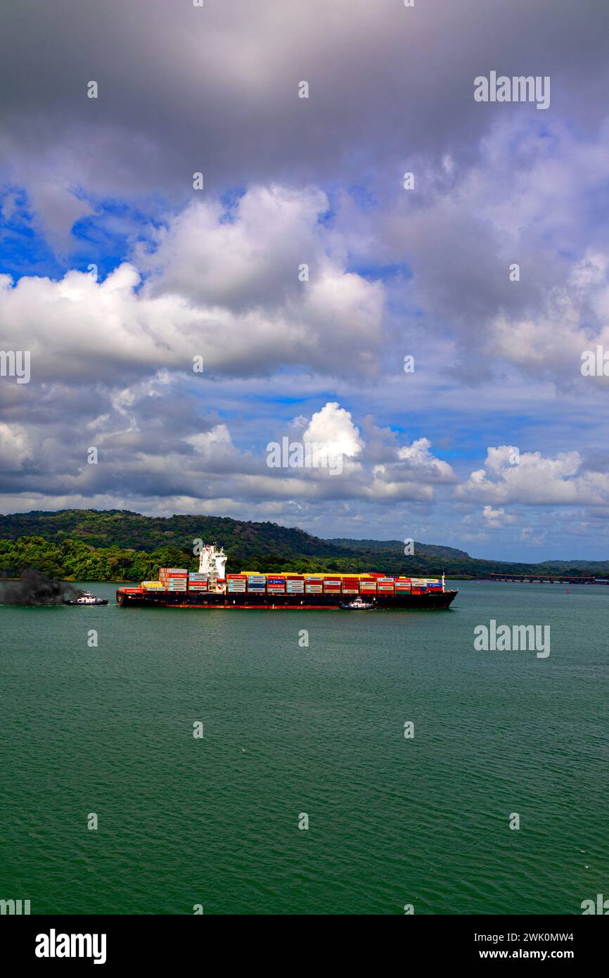 Naviera per container con rimorchiatori al lago Gatun, Canale di Panama. Panama Foto Stock