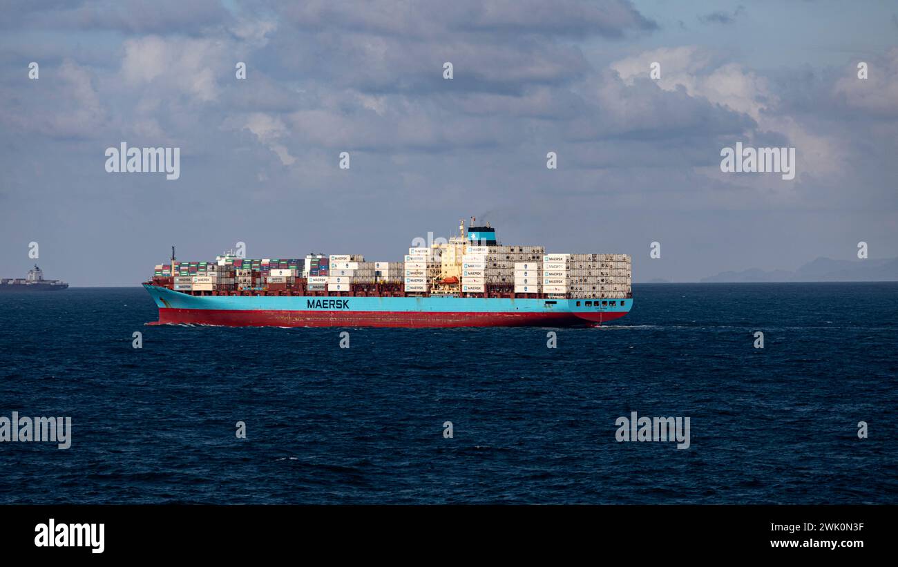 Navi mercantili commerciali che trasportano diverse centinaia di container. Colon Panama Foto Stock