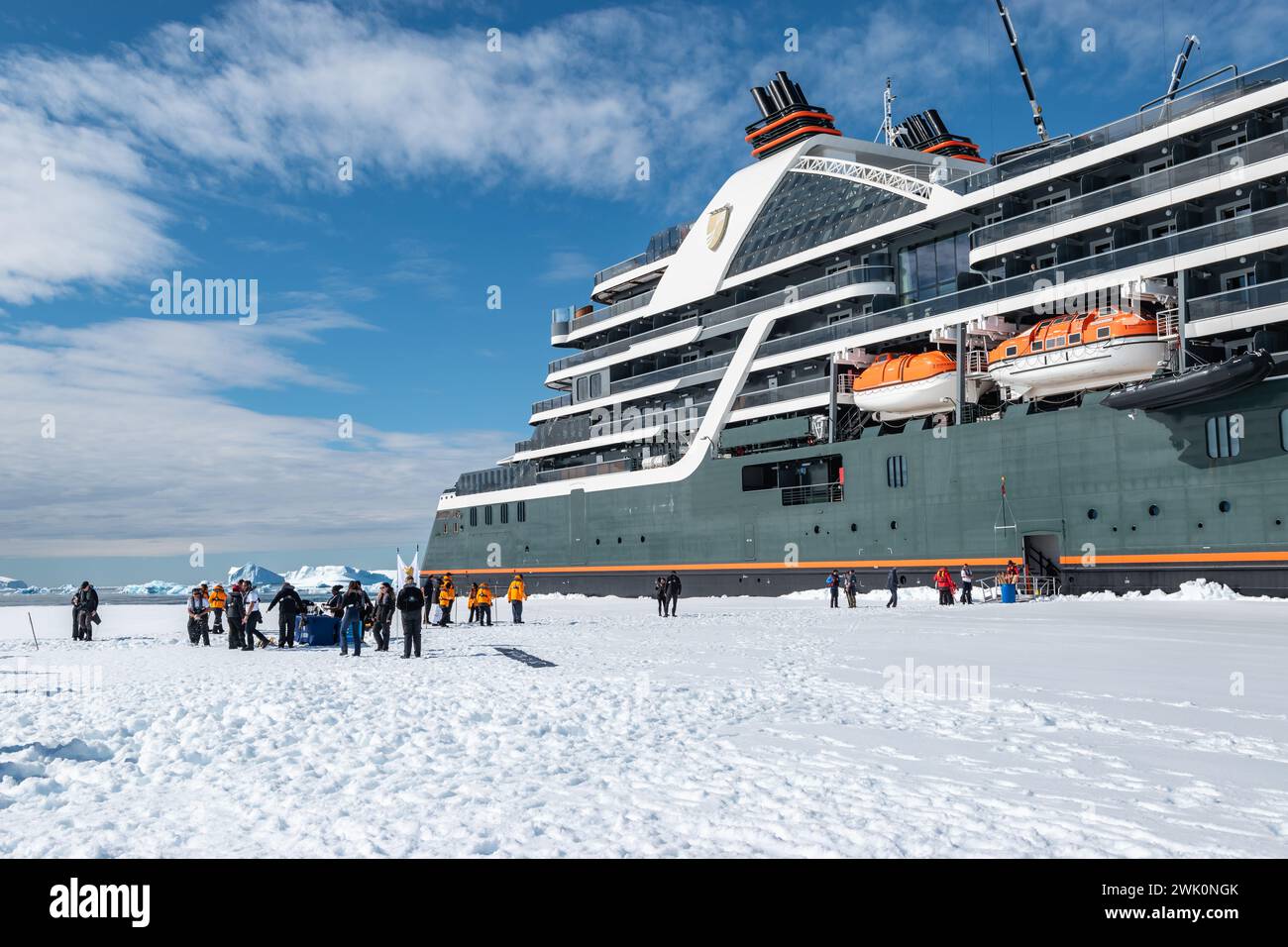 Hanusse Bay, Antartide - 14 gennaio 2024: Sbarco sul ghiaccio con la nave da crociera di lusso Seabourn Pursuit in Antartide. Foto Stock