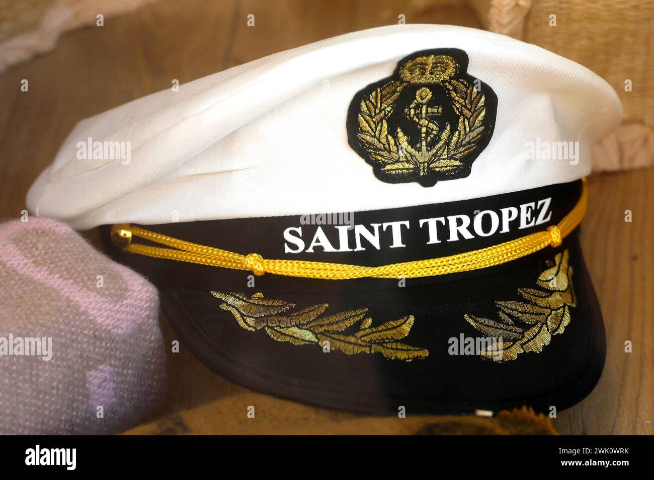 19.12.2023 Saint Tropez, Frankreich Kapitänsmütze in der Auslage eines Geschäfts in Saint-Tropez / Südfrankreich *** 19 12 2023 Saint Tropez, Francia Captains cap in esposizione in un negozio a Saint Tropez, nel sud della Francia Foto Stock