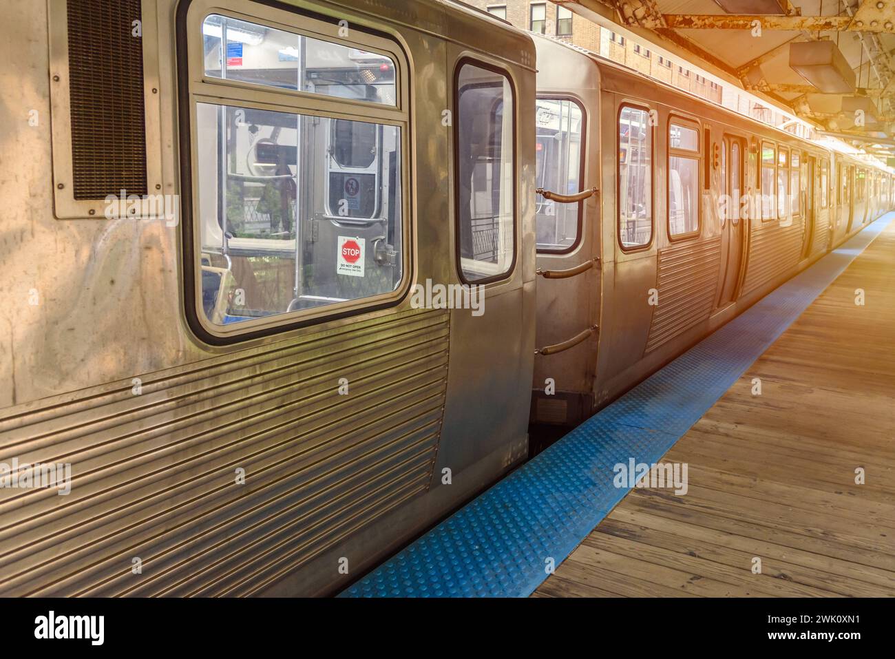 Treno leggero Silver pendolari in una stazione sopraelevata nel centro di Chicago Foto Stock