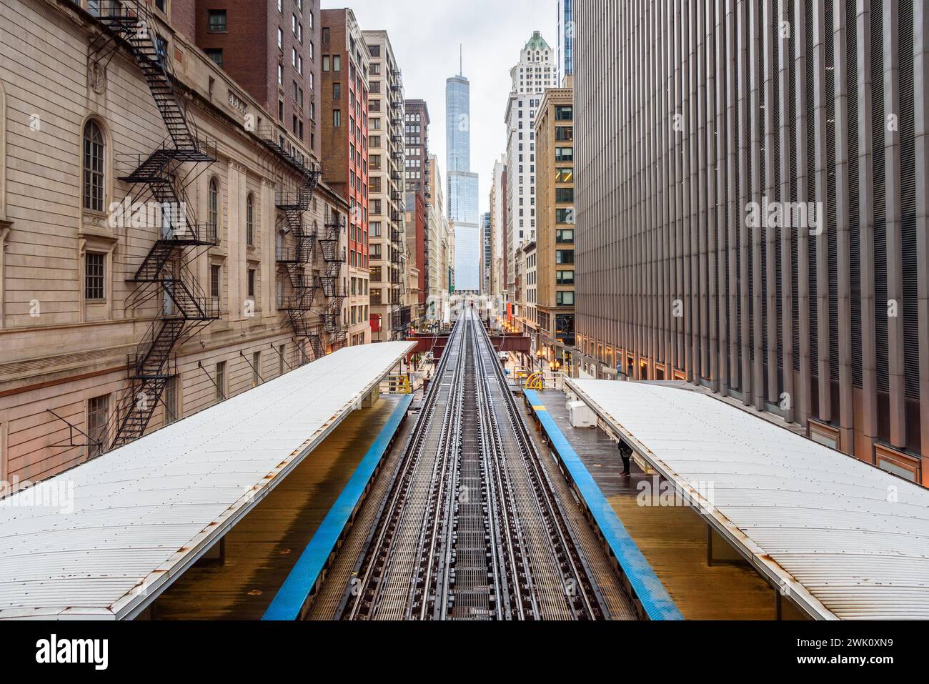 Ferrovia sopraelevata e stazione di Chicago rapdit sistema di transito tra alti edifici nel centro cittadino in una nuvolosa giornata primaverile Foto Stock