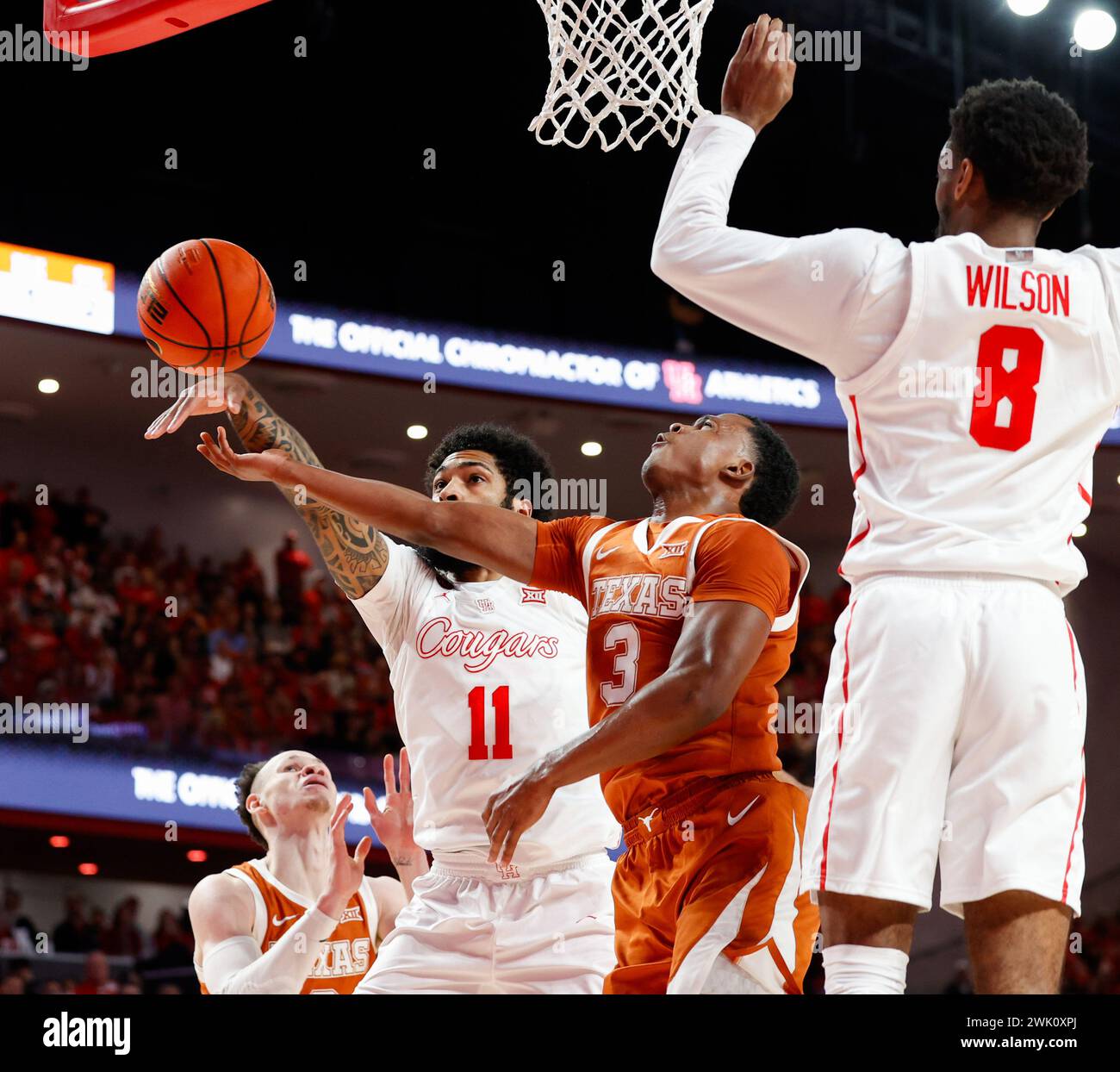 17 febbraio 2024: La guardia di Houston Damian Dunn (11) blocca un tiro della guardia texana Max Abmas (3) sotto il cesto durante una partita di basket maschile Big 12 il 17 febbraio 2024 a Houston. Houston ha vinto, 82-61. (Credit Image: © Scott Coleman/ZUMA Press Wire) SOLO PER USO EDITORIALE! Non per USO commerciale! Foto Stock