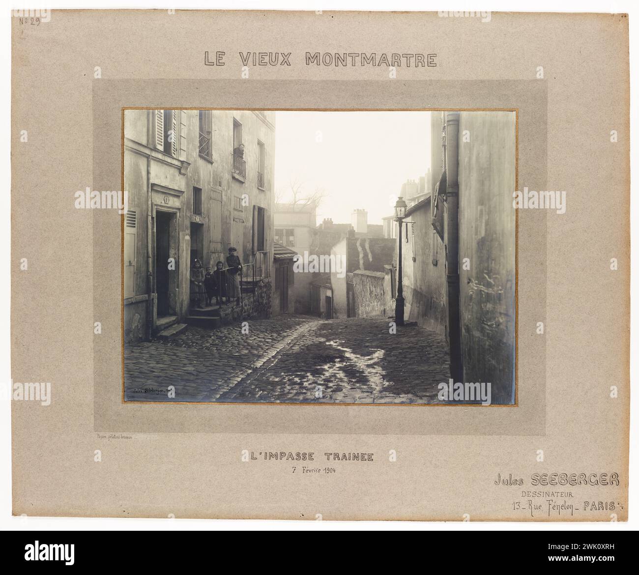 Séeberger, Jules (n.1872-D.1932), Old Montmartre: Una donna e tre bambini davanti a una casa, 7 impasse addestrate (attuale rue Poulbot), 18th arrondissement, Parigi (titolo fittizio), 1904-02-07. Estrazione gelatino-argento-bromuro. Museo Carnavalet, storia di Parigi. Foto Stock