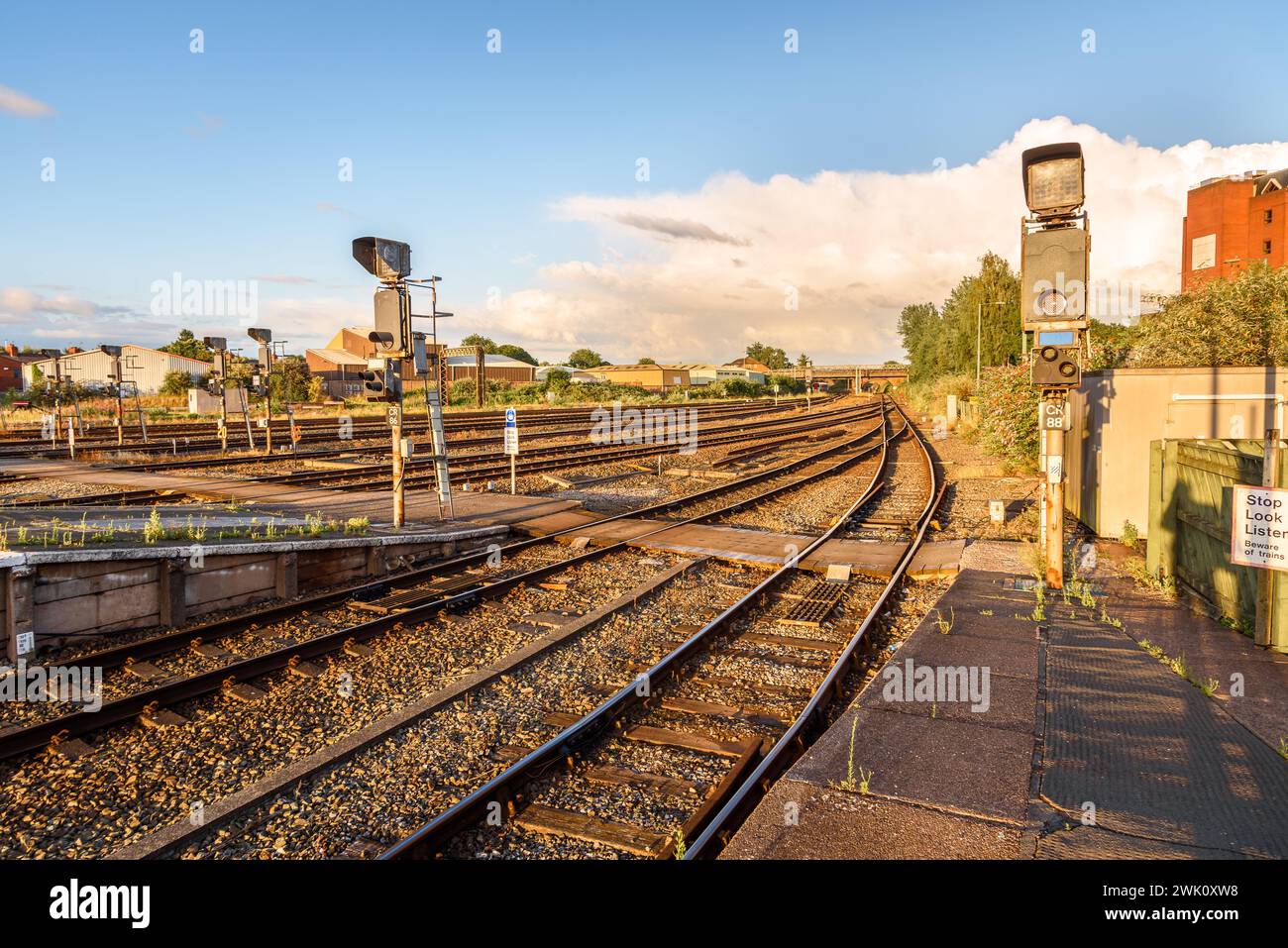 Binario ferroviario parallelo e segnali presso una stazione ferroviaria al tramonto in estate Foto Stock