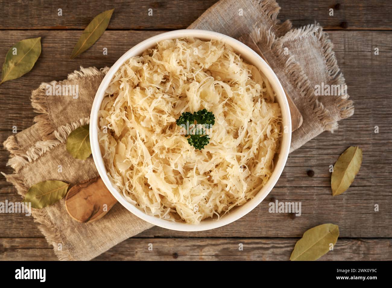 Una ciotola di cavolo fermentato o crauti su un tavolo di legno, vista dall'alto Foto Stock