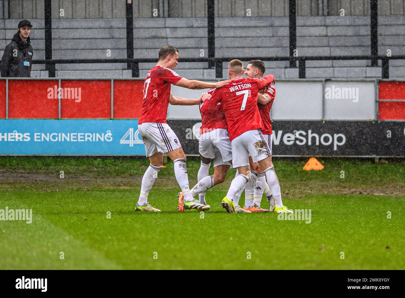 Callum Hendry di Salford City segna il primo gol della sua squadra e festeggia con i compagni di squadra durante la partita Sky Bet League 2 tra Salford City e Barrow a Moor Lane, Salford, sabato 17 febbraio 2024. (Foto: Ian Charles | mi News) crediti: MI News & Sport /Alamy Live News Foto Stock