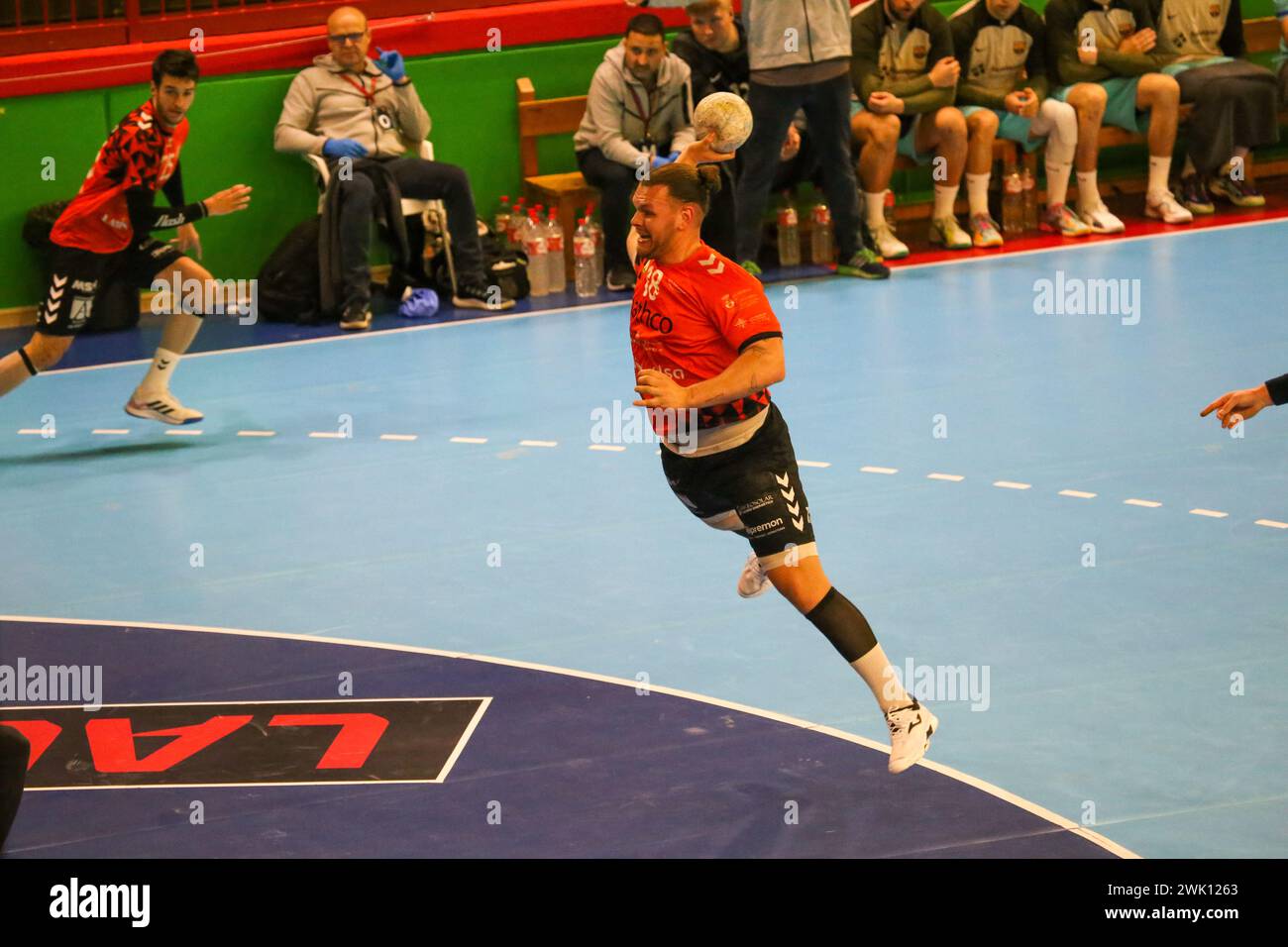 Torrelavega, Spagna, 17 febbraio 2024: Il Bathco BM. Il giocatore del Torrelavega, Daniel Ramos (18) tira in porta durante la 18a partita della Plenitude League tra Bathco BM. Torrelavega e Barca, il 17 febbraio 2024, presso il Padiglione Municipale Vicente Trueba di Torrelavega, Spagna. Crediti: Alberto Brevers / Alamy Live News. Foto Stock