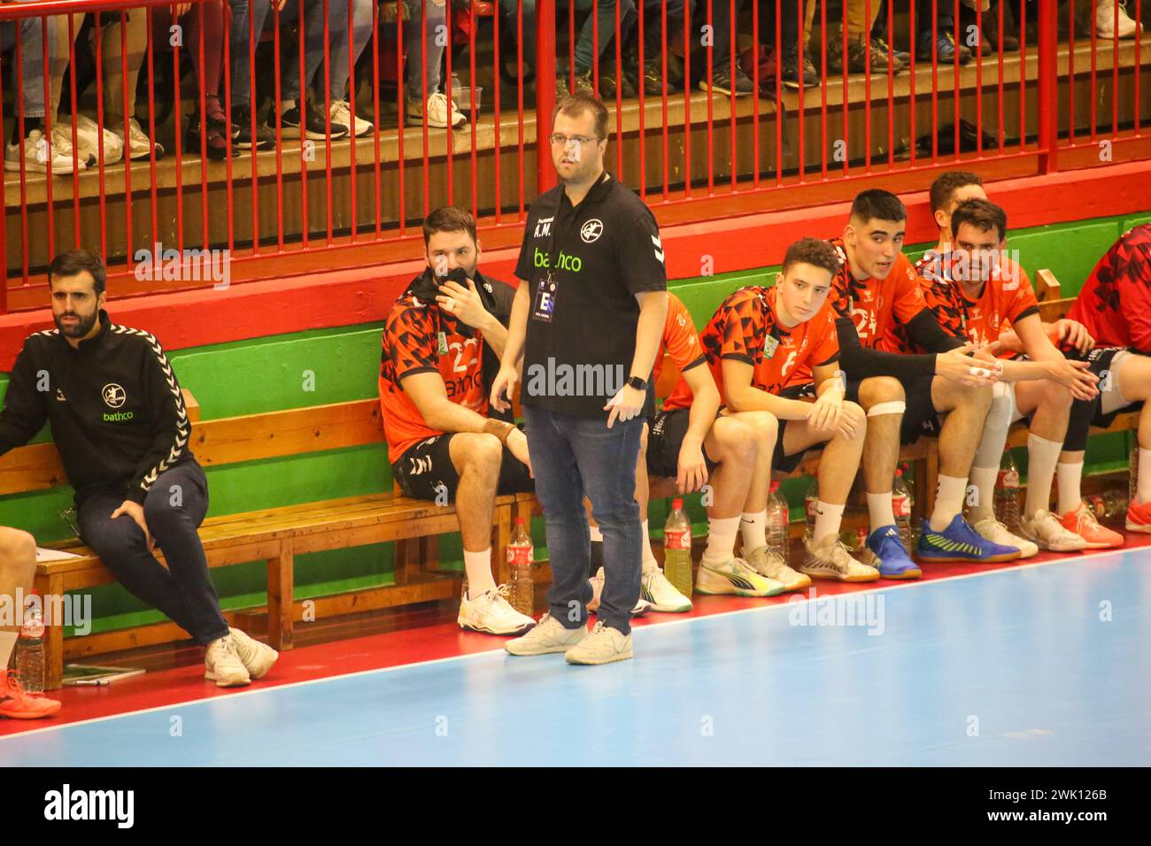 Torrelavega, Spagna, 17 febbraio 2024: Il coach di Bathco BM. Torrelavega, Alejandro Mozas durante il 18° Matchday della Plenitude League tra Bathco BM. Torrelavega e Barca, il 17 febbraio 2024, presso il Padiglione Municipale Vicente Trueba di Torrelavega, Spagna. Crediti: Alberto Brevers / Alamy Live News. Foto Stock