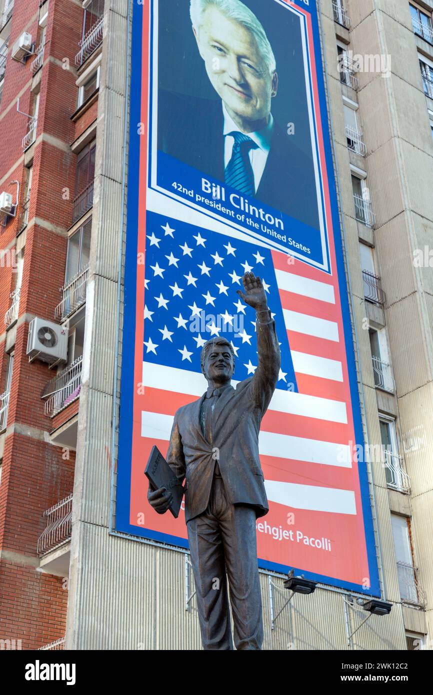 Pristina, Kosovo - 5 febbraio 2024: Statua di Bill Clinton come segno di gratitudine situata su Rruga Bill Klionton a Pristina, Kosovo. Foto Stock