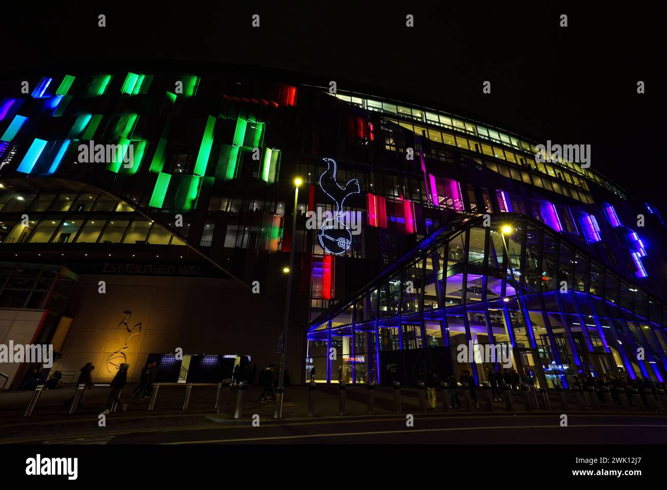 Tottenham Hotspur Stadium, Londra, Regno Unito. 17 febbraio 2024. Premier League Football, Tottenham Hotspur contro Wolverhampton Wanderers; Tottenham Hotspur Stadium illuminato con colori arcobaleno LGBT crediti: Action Plus Sports/Alamy Live News Foto Stock