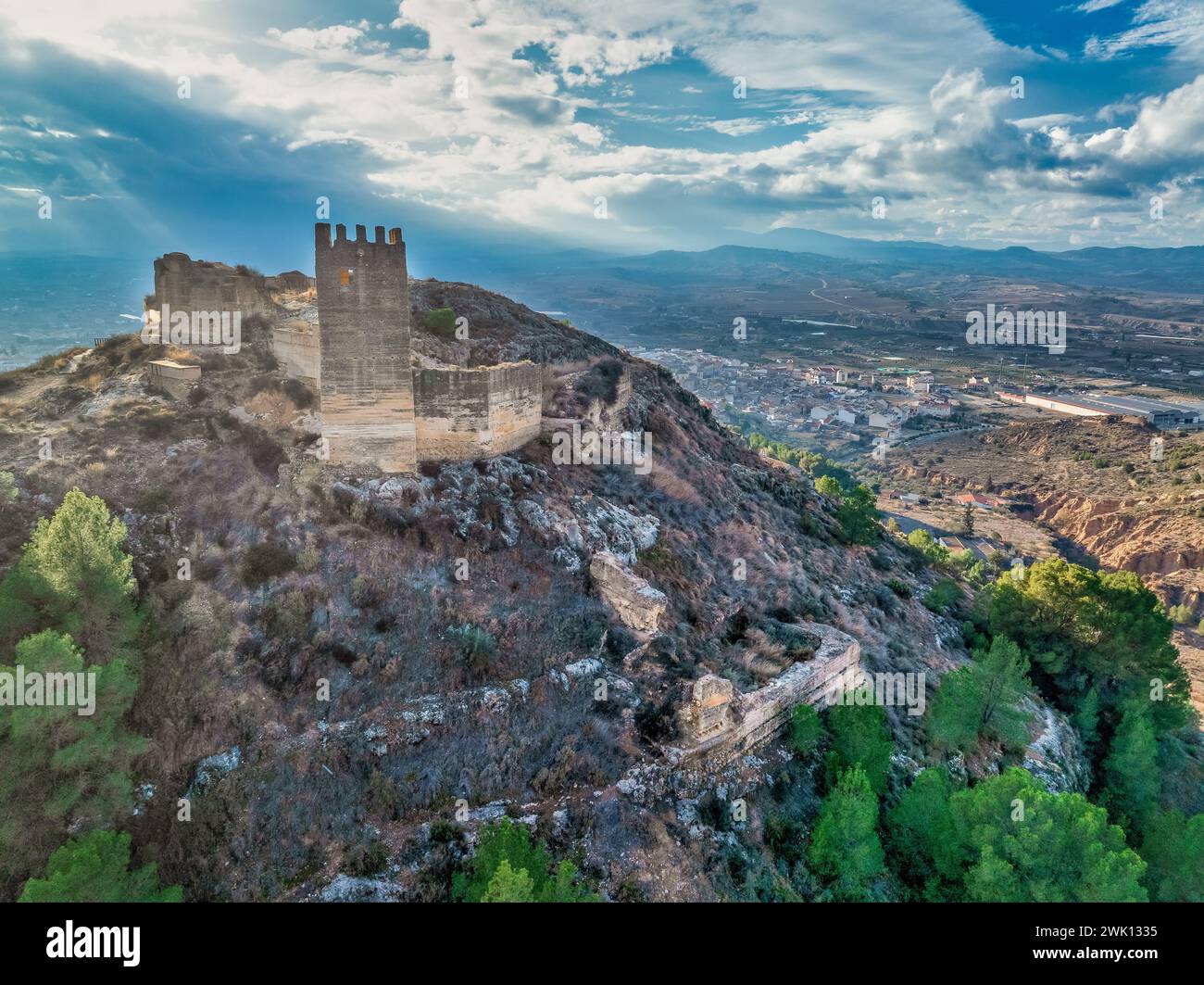 Vista aerea della città di Pliego e del castello medievale nel sud della Spagna, con mura in rovina fatte di terra spermata di origine araba Foto Stock