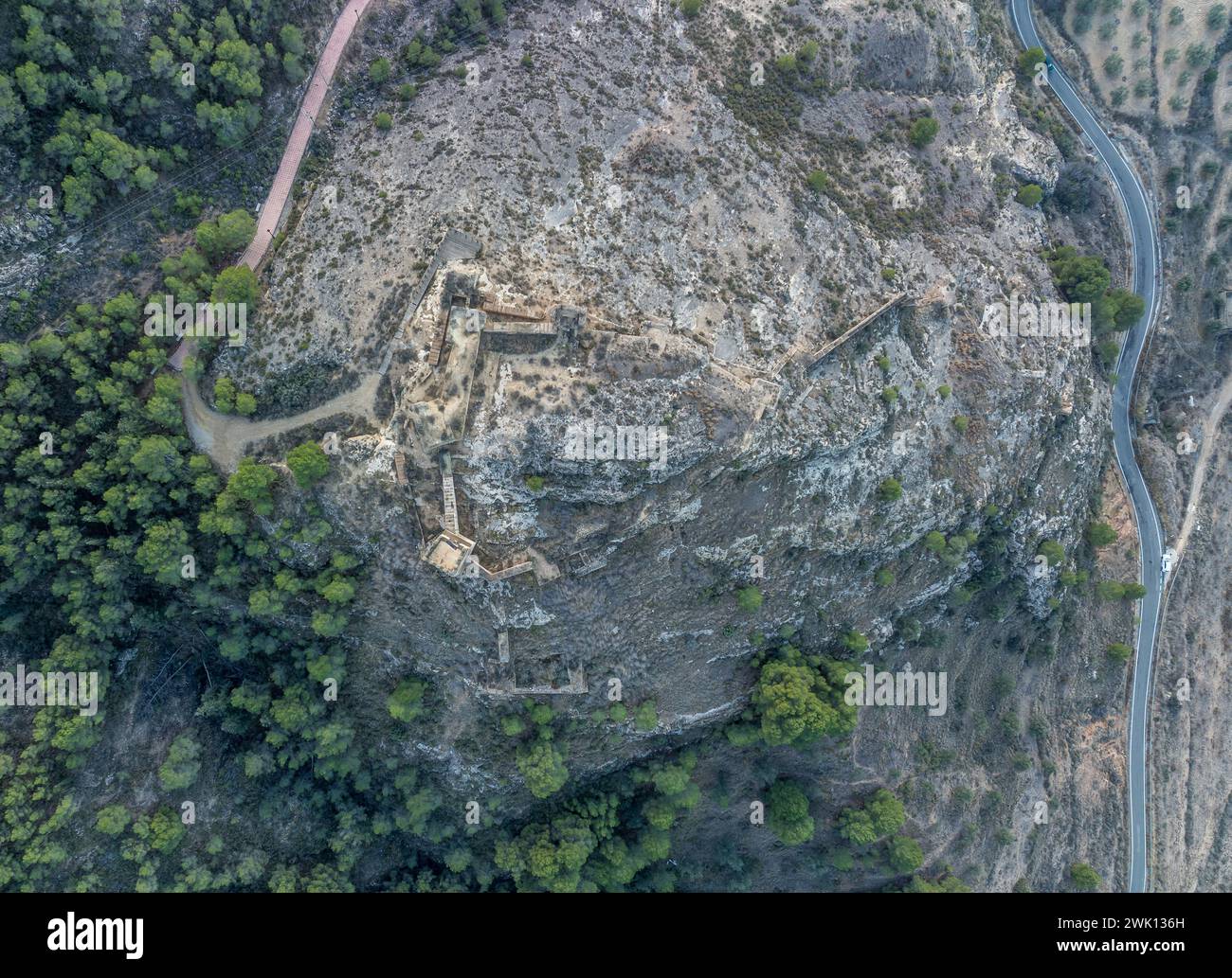 Vista aerea della città di Pliego e del castello medievale nel sud della Spagna, con mura in rovina fatte di terra spermata di origine araba Foto Stock