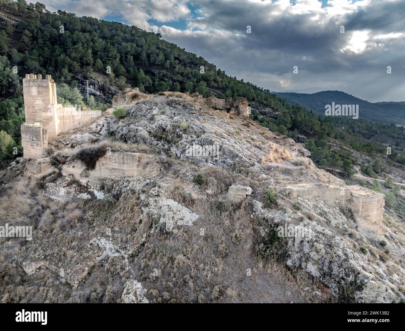 Vista aerea della città di Pliego e del castello medievale nel sud della Spagna, con mura in rovina fatte di terra spermata di origine araba Foto Stock