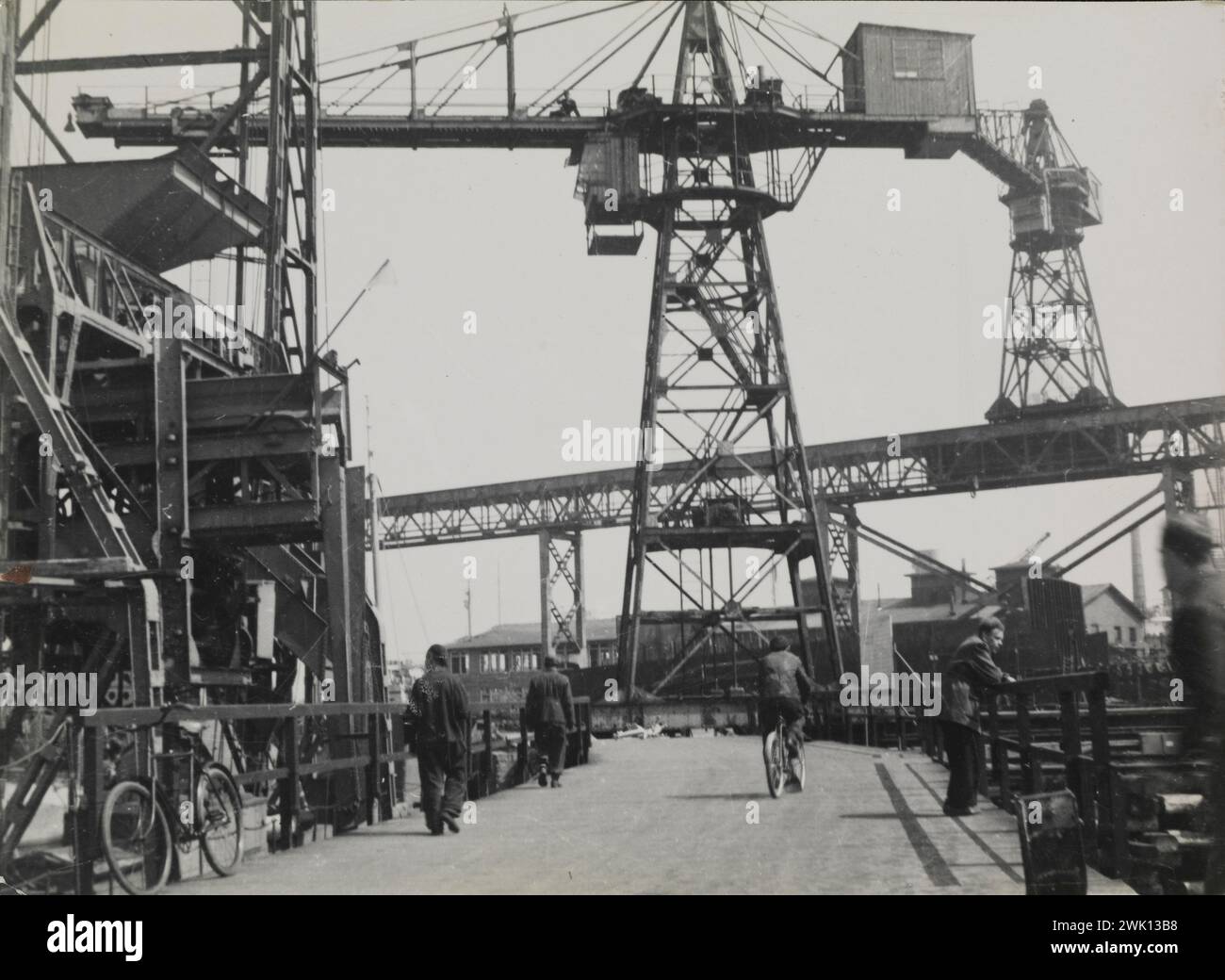 Gdańsk, Polonia , Gru e attrezzature di lavoro in Stocznia Gdańsk. 1949 Foto Stock