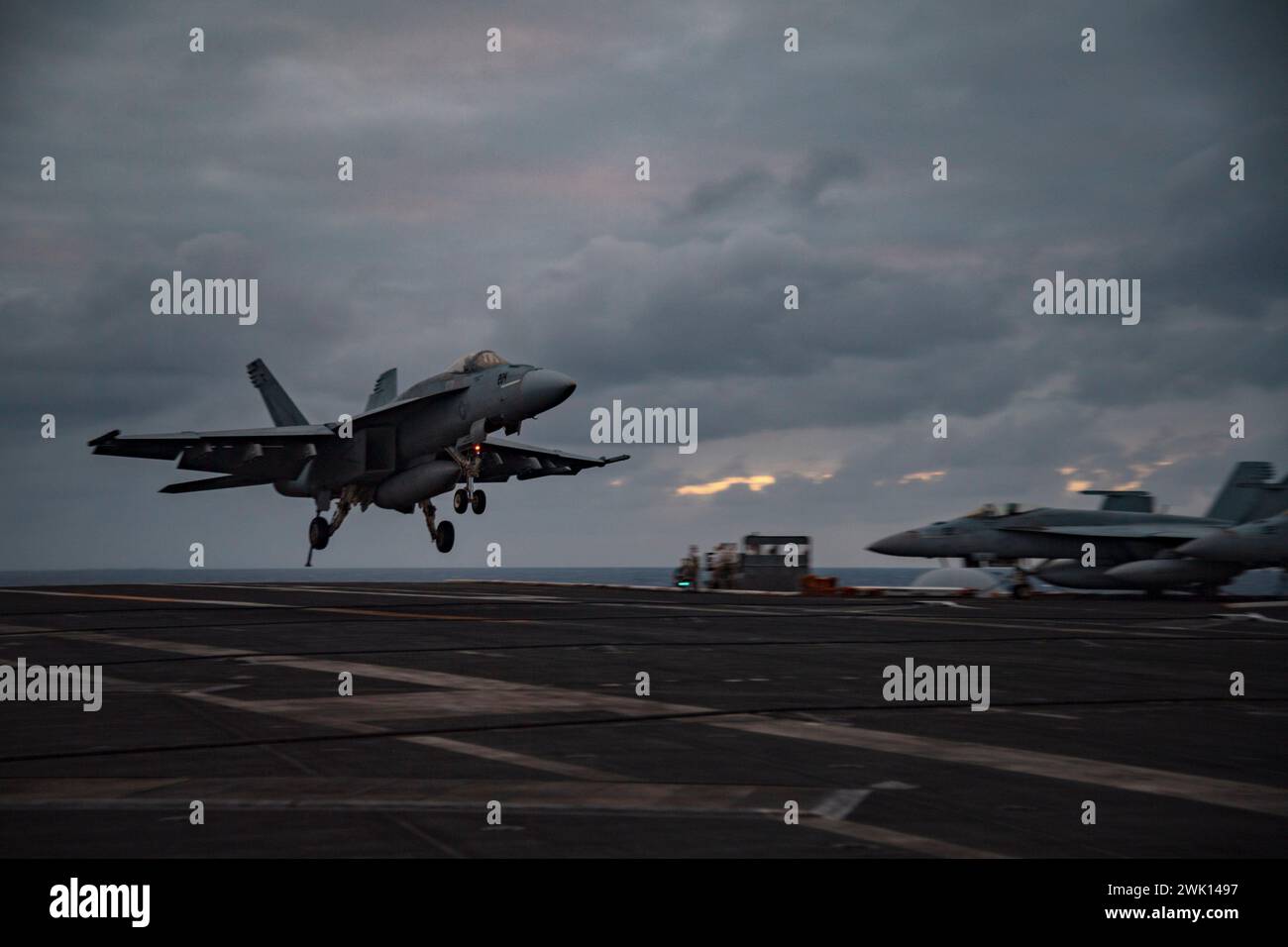 PHILIPPINE SEA (15 febbraio 2024) un F/A-18E Super Hornet, attaccato al "Flying Checkmates" dello Strike Fighter Squadron (VFA) 211, atterra sul ponte di volo della portaerei classe Nimitz USS Theodore Roosevelt (CVN 71), 15 febbraio 2024. La Theodore Roosevelt, nave ammiraglia del Carrier Strike Group Nine, sta conducendo operazioni di routine nell'area delle operazioni della 7th Fleet. Parte integrante della U.S. Pacific Fleet, la U.S. 7th Fleet gestisce le forze navali nell'Indo-Pacifico e fornisce l'addestramento realistico e pertinente necessario per eseguire il ruolo della US Navy nell'intero spettro di mili Foto Stock