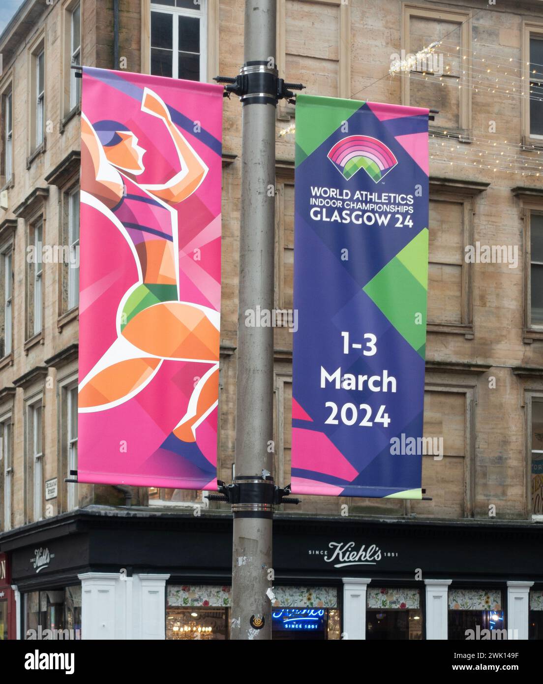 Striscioni per i Campionati mondiali di atletica indoor Glasgow 24, in Buchanan Street, nel centro di Glasgow. La sede dell'evento è l'Emirates Arena. Foto Stock