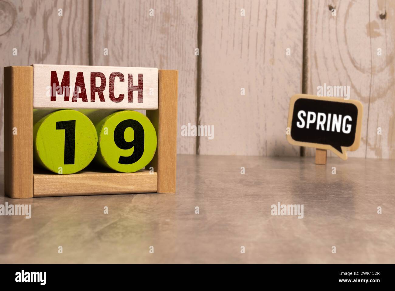 Foto d'epoca, 19 marzo. Data del 19 marzo sul calendario a cubo di legno, spazio per le copie per il testo a bordo. Foto Stock