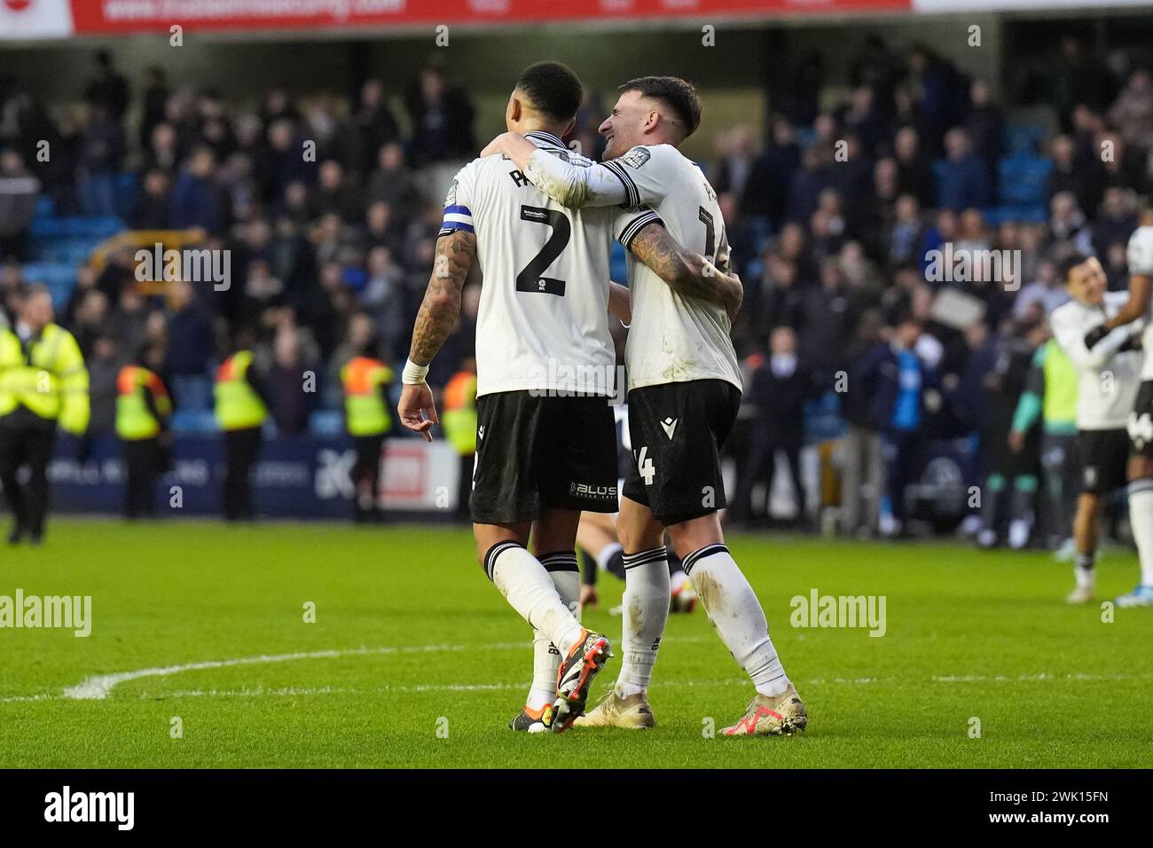 Londra, Regno Unito. 17 febbraio 2024. Il difensore dello Sheffield Wednesday Pol Valentin (14) e il difensore dello Sheffield Wednesday Liam Palmer (2) festeggiano durante la partita del Millwall FC contro Sheffield Wednesday FC Sky BET EFL Championship al Den, Londra, Inghilterra, Regno Unito il 17 febbraio 2024 Credit: Every Second Media/Alamy Live News Foto Stock