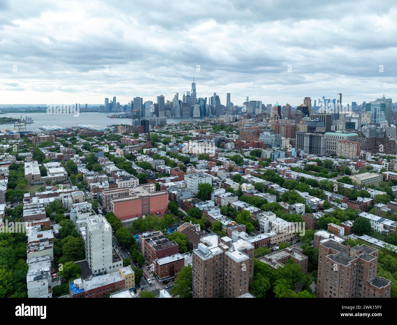 Vista aerea dello skyline di Manhattan dal centro di Brooklyn, New York Foto Stock