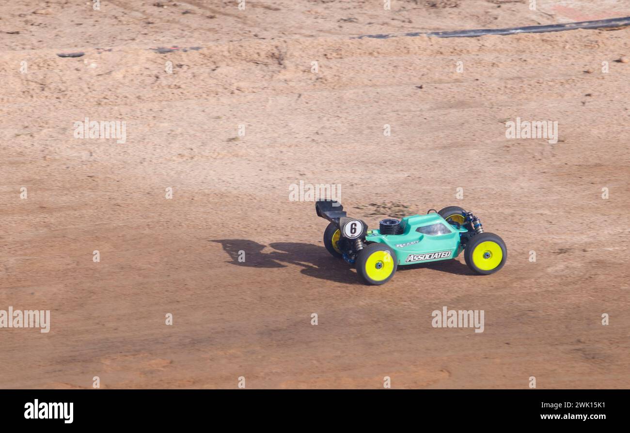 Merida, Spagna - 28 gennaio 2024: Extremadura 1/8tt gas Championship RC Car. L'auto accelera su un rettilineo Foto Stock