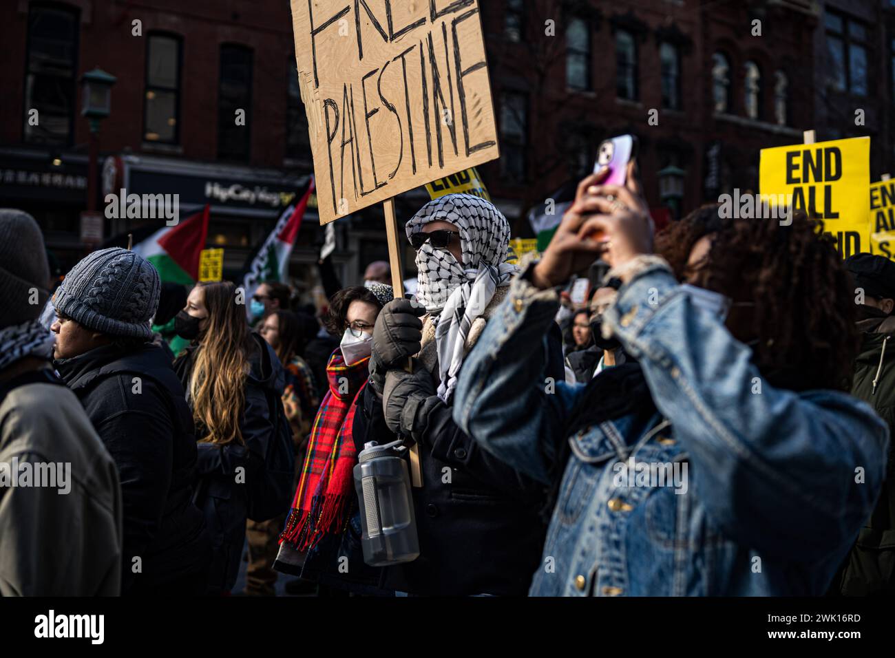 Washington, District of Columbia, USA. 17 febbraio 2024. I manifestanti inondarono le strade di Washington, distretto di Columbia, il 17 febbraio 2024, chiedendo un cessate il fuoco immediato a Gaza e la fine della fornitura di armi da parte degli Stati Uniti a Israele. (Credit Image: © Natascha Tahabsem/ZUMA Press Wire) SOLO PER USO EDITORIALE! Non per USO commerciale! Foto Stock