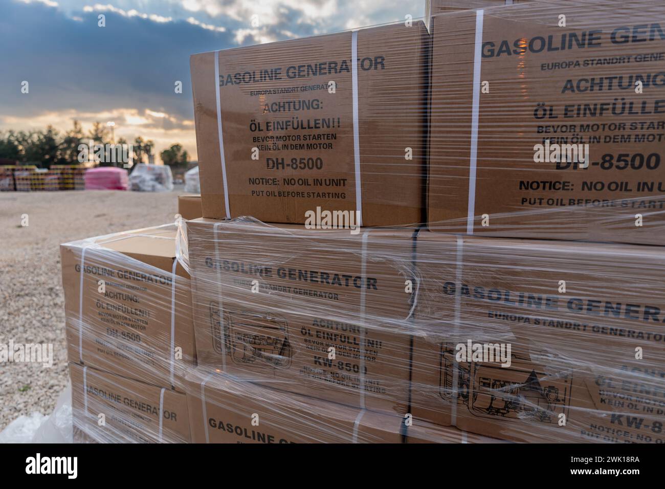 Scatola del generatore a benzina USAID in consegna nell'area di Türkiye, il 19 febbraio 2023. [Foto del Dipartimento di Stato di Ron Przysucha/ dominio pubblico] Foto Stock