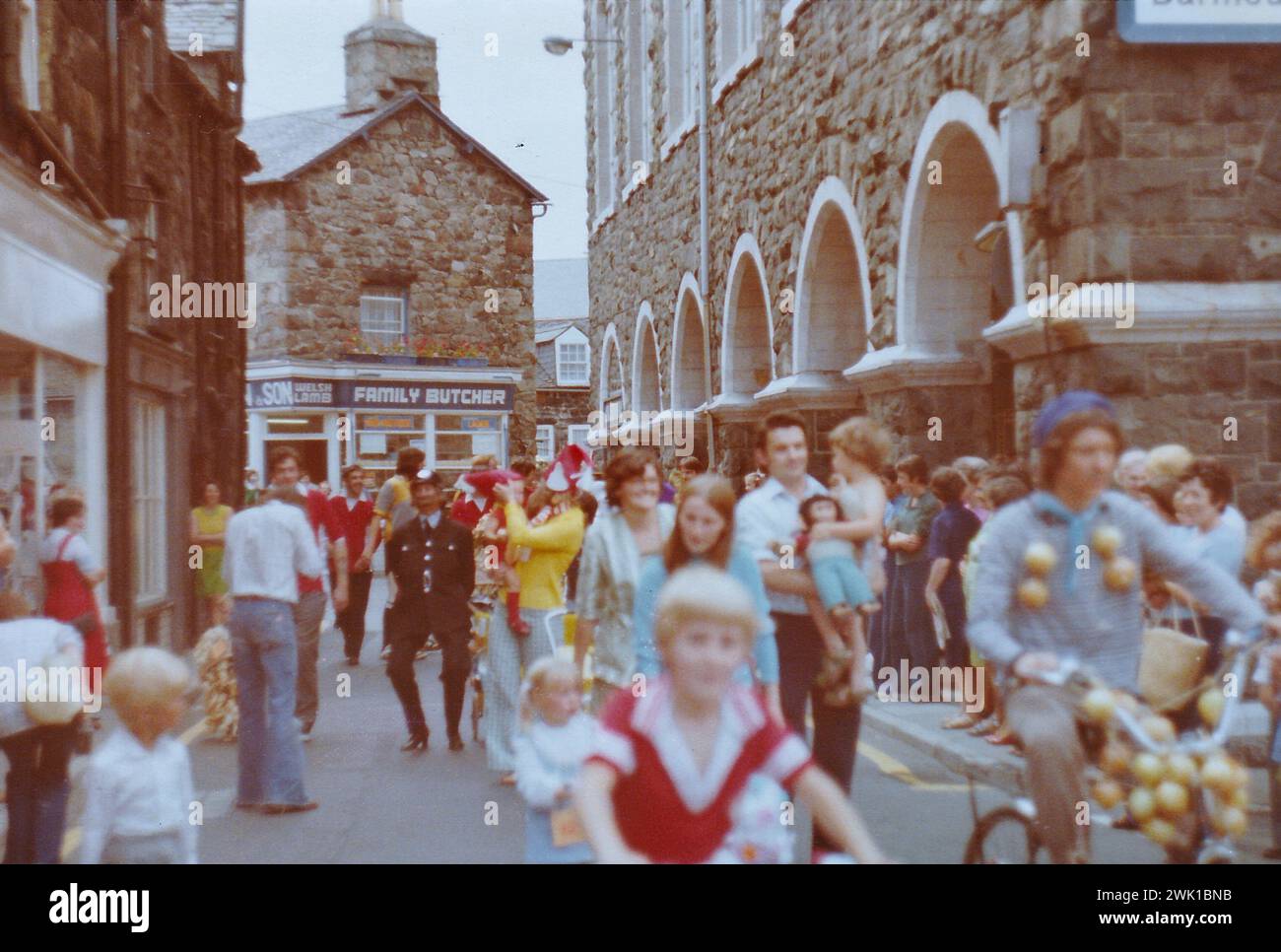 Il carnevale di Dolgellau in piazza eldon. Alla fine degli anni '1970 Foto Stock