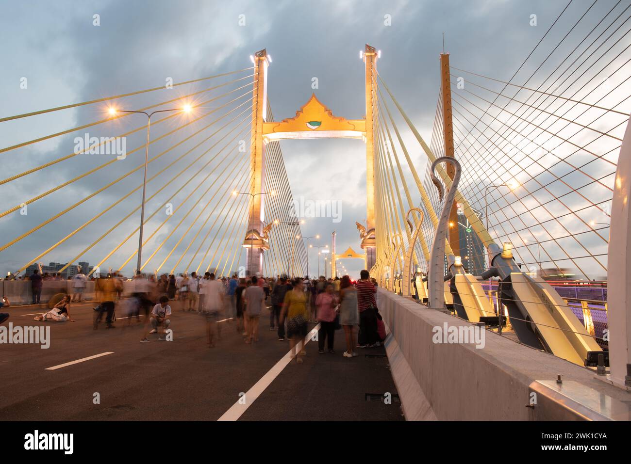 Bangkok, Thailandia. 17 febbraio 2024. Luci notturne del "ponte parallelo al ponte Rama 9", il primo ponte parallelo della Thailandia sul fiume Chao Phraya, a Bangkok. (Credit Image: © Teera Noisakran/Pacific Press via ZUMA Press Wire) SOLO PER USO EDITORIALE! Non per USO commerciale! Foto Stock